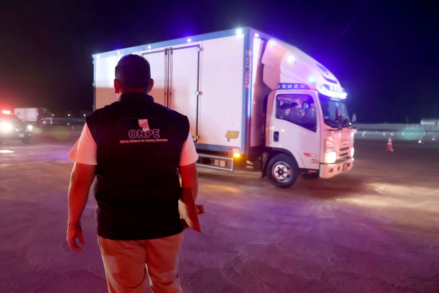 La ONPE inició esta noche el despliegue del material electoral hacia los locales de votación de Lima Metropolitana y el Callao, como parte de la etapa final de distribución para las Elecciones Regionales y Municipales 2026 de este domingo 4 de octubre. Un total de 250 unidades trasladan el material a 2,111 locales de votación. Foto: ANDINA/Melina Mejía.