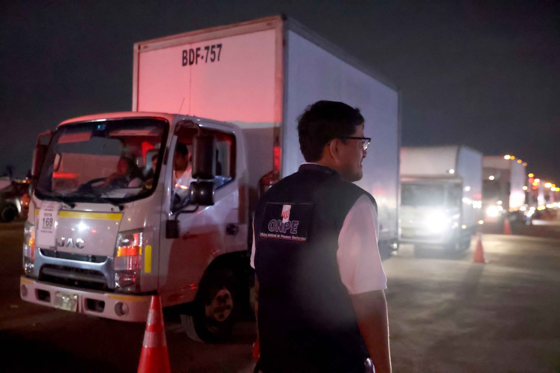 La ONPE inició esta noche el despliegue del material electoral hacia los locales de votación de Lima Metropolitana y el Callao, como parte de la etapa final de distribución para las Elecciones Regionales y Municipales 2026 de este domingo 4 de octubre. Un total de 250 unidades trasladan el material a 2,111 locales de votación. Foto: ANDINA/Melina Mejía.