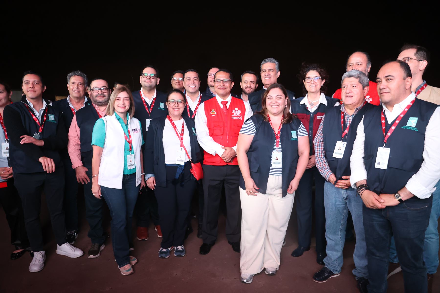 La ONPE inició esta noche el despliegue del material electoral hacia los locales de votación de Lima Metropolitana y el Callao, como parte de la etapa final de distribución para las Elecciones Regionales y Municipales 2026 de este domingo 4 de octubre. Un total de 250 unidades trasladan el material a 2,111 locales de votación. Foto: ANDINA/Melina Mejía.