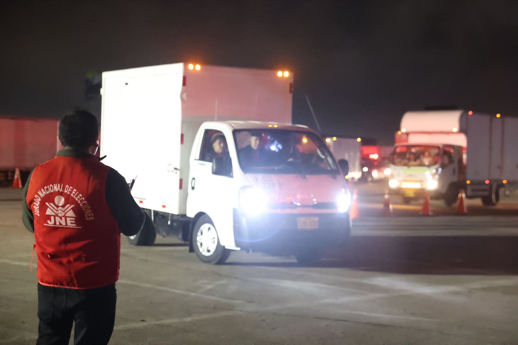 La ONPE inició esta noche el despliegue del material electoral hacia los locales de votación de Lima Metropolitana y el Callao, como parte de la etapa final de distribución para las Elecciones Regionales y Municipales 2026 de este domingo 4 de octubre. Un total de 250 unidades trasladan el material a 2,111 locales de votación. Foto: ANDINA/Melina Mejía.