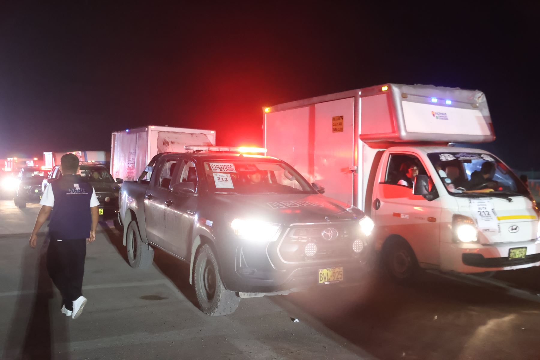 La ONPE inició esta noche el despliegue del material electoral hacia los locales de votación de Lima Metropolitana y el Callao, como parte de la etapa final de distribución para las Elecciones Regionales y Municipales 2026 de este domingo 4 de octubre. Un total de 250 unidades trasladan el material a 2,111 locales de votación. Foto: ANDINA/Melina Mejía.