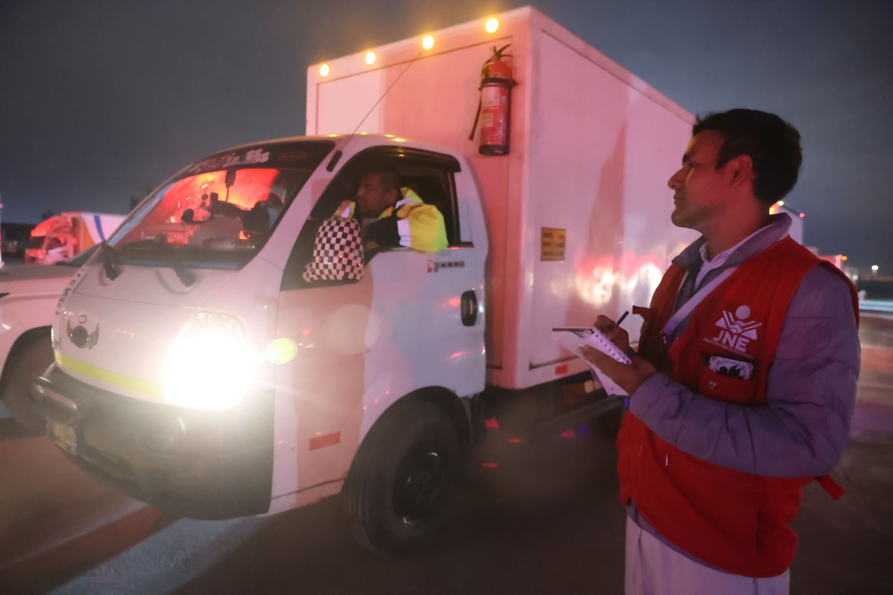 La ONPE inició esta noche el despliegue del material electoral hacia los locales de votación de Lima Metropolitana y el Callao, como parte de la etapa final de distribución para las Elecciones Regionales y Municipales 2026 de este domingo 4 de octubre. Un total de 250 unidades trasladan el material a 2,111 locales de votación. Foto: ANDINA/Melina Mejía.