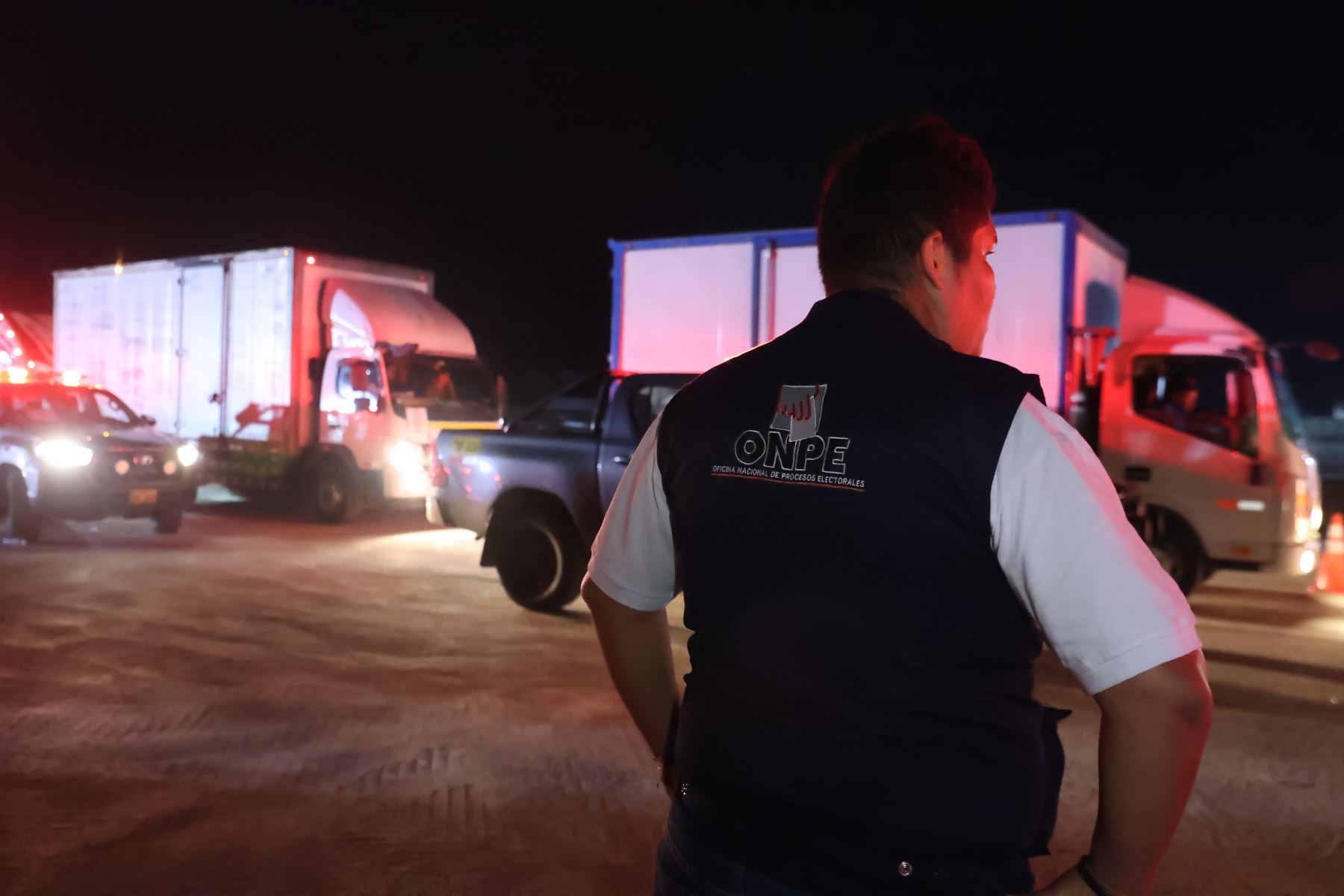 La ONPE inició esta noche el despliegue del material electoral hacia los locales de votación de Lima Metropolitana y el Callao, como parte de la etapa final de distribución para las Elecciones Regionales y Municipales 2026 de este domingo 4 de octubre. Un total de 250 unidades trasladan el material a 2,111 locales de votación. Foto: ANDINA/Melina Mejía.