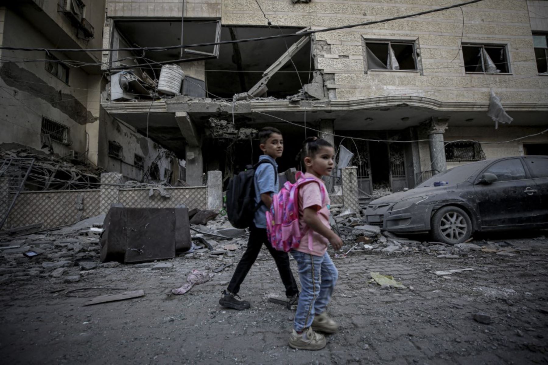 Vista de la destrucción después de que el ejército israelí bombardeó la planta baja del edificio al-Asale, causando la muerte de cinco palestinos, incluida una niña, en la Franja de Gaza, Palestina, Foto: AFP