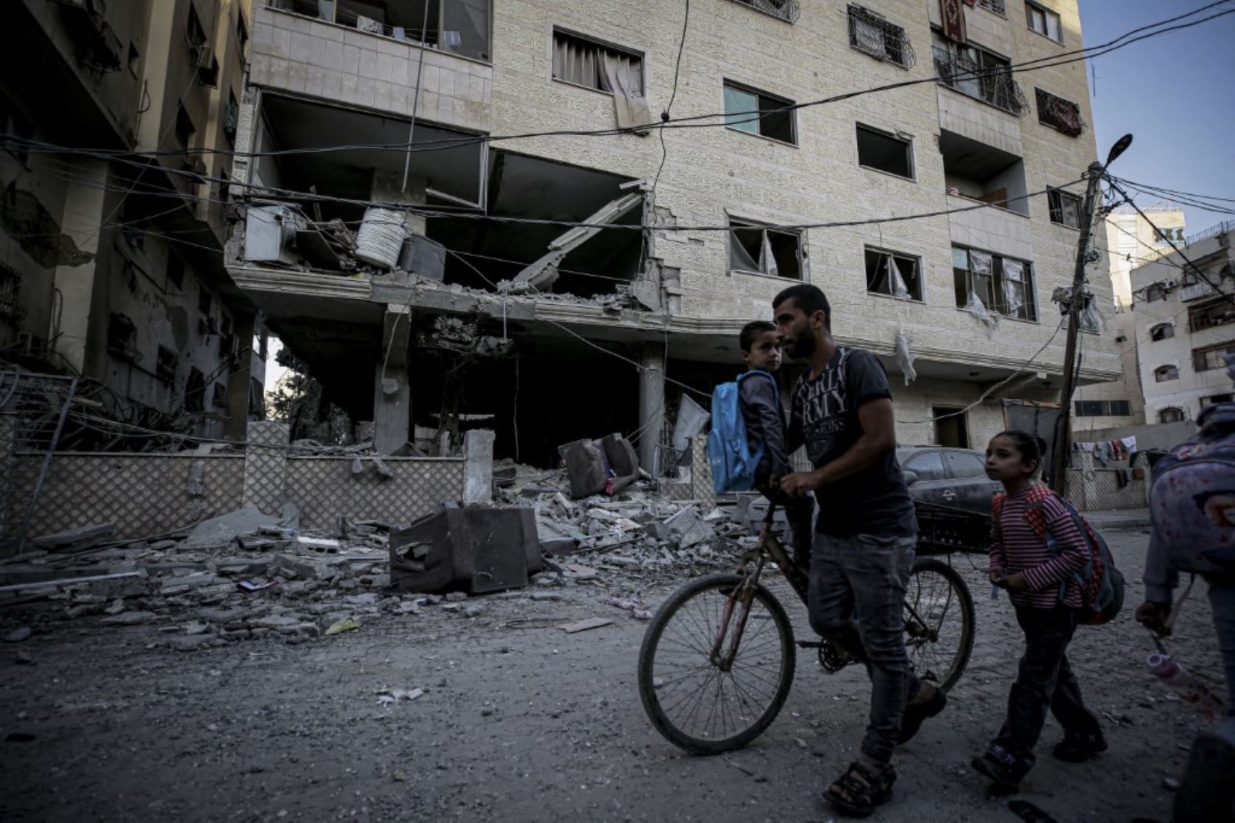 Vista de la destrucción después de que el ejército israelí bombardeó la planta baja del edificio al-Asale, causando la muerte de cinco palestinos, incluida una niña, en la Franja de Gaza, Palestina, Foto: AFP
