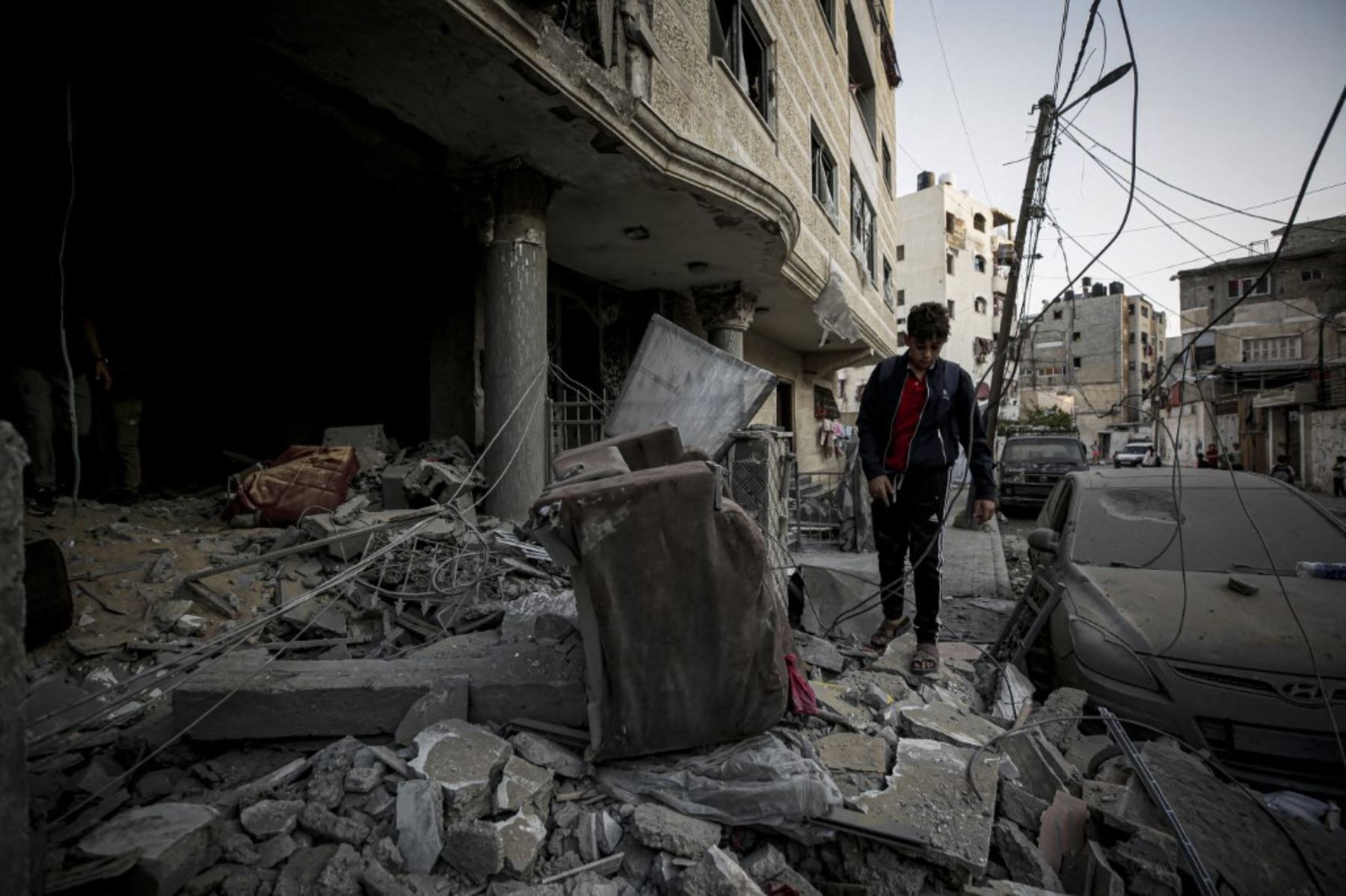 Vista de la destrucción después de que el ejército israelí bombardeó la planta baja del edificio al-Asale, causando la muerte de cinco palestinos, incluida una niña, en la Franja de Gaza, Palestina Foto: AFP