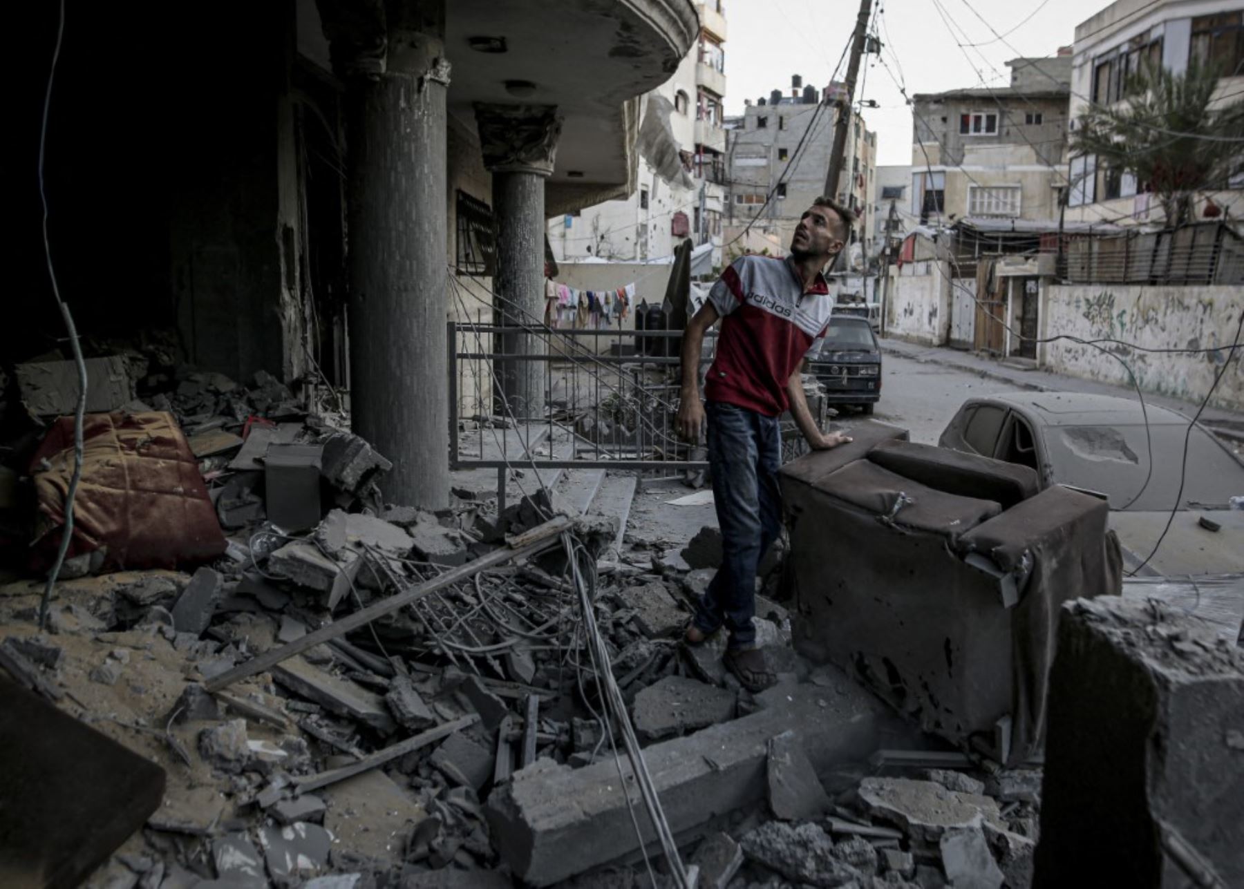 Vista de la destrucción después de que el ejército israelí bombardeó la planta baja del edificio al-Asale, causando la muerte de cinco palestinos, incluida una niña, en la Franja de Gaza, Palestina Foto: AFP