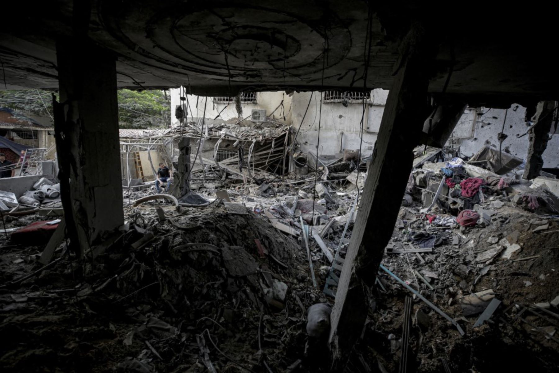 Vista de la destrucción después de que el ejército israelí bombardeó la planta baja del edificio al-Asale, causando la muerte de cinco palestinos, incluida una niña, en la Franja de Gaza, Palestina Foto: AFP