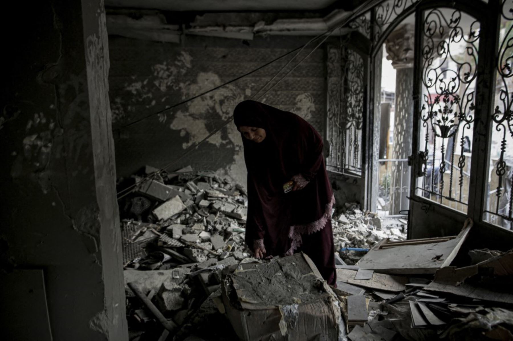 Vista de la destrucción después de que el ejército israelí bombardeó la planta baja del edificio al-Asale, causando la muerte de cinco palestinos, incluida una niña, en la Franja de Gaza, Palestina Foto: AFP
