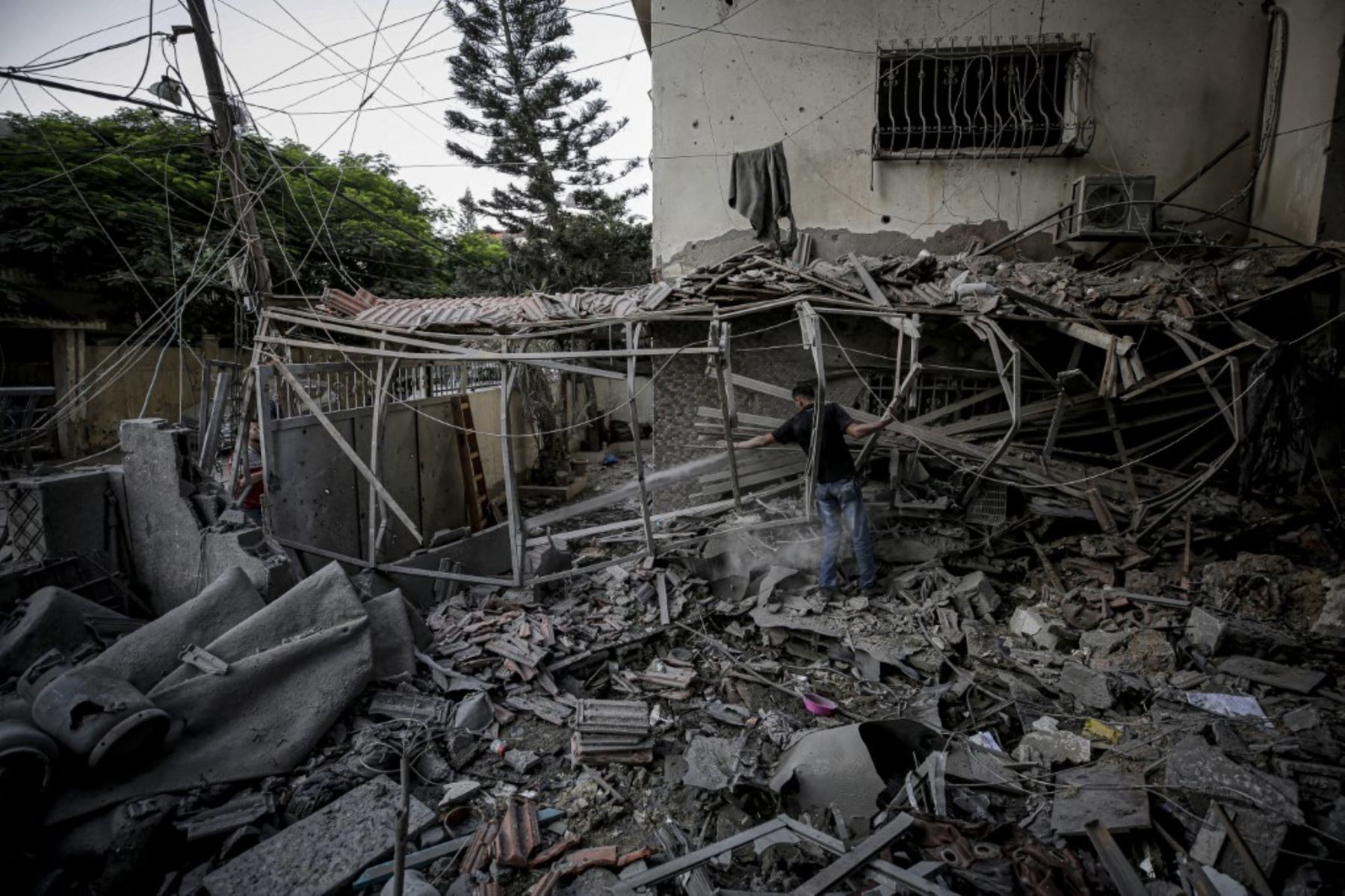 Vista de la destrucción después de que el ejército israelí bombardeó la planta baja del edificio al-Asale, causando la muerte de cinco palestinos, incluida una niña, en la Franja de Gaza, Palestina Foto: AFP