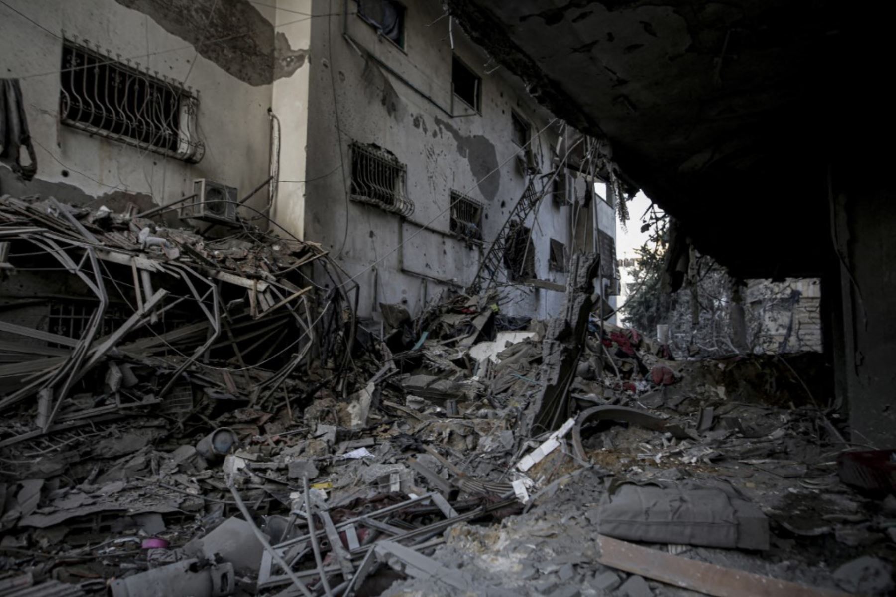 Vista de la destrucción después de que el ejército israelí bombardeó la planta baja del edificio al-Asale, causando la muerte de cinco palestinos, incluida una niña, en la Franja de Gaza, Palestina Foto: AFP