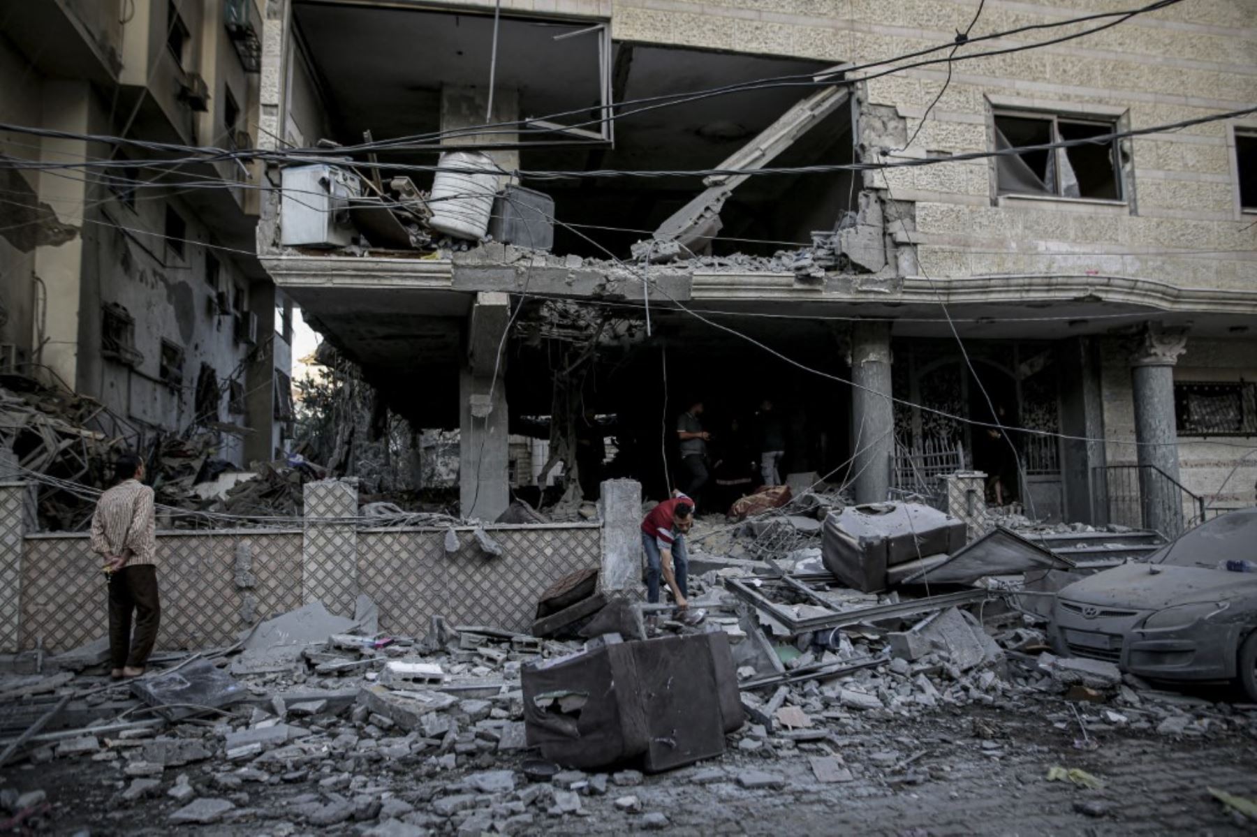 Vista de la destrucción después de que el ejército israelí bombardeó la planta baja del edificio al-Asale, causando la muerte de cinco palestinos, incluida una niña, en la Franja de Gaza, Palestina Foto: AFP
