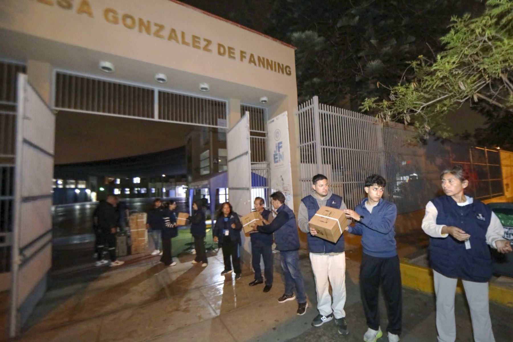 En total, se trasladaron 273.70 toneladas en 250 vehículos, que salieron anoche de la plataforma denominada “Lurín Live” ubicada a la altura del kilómetro 40 de la Panamericana Sur, en el distrito limeño de Lurín.  Foto: ANDINA/Difusión