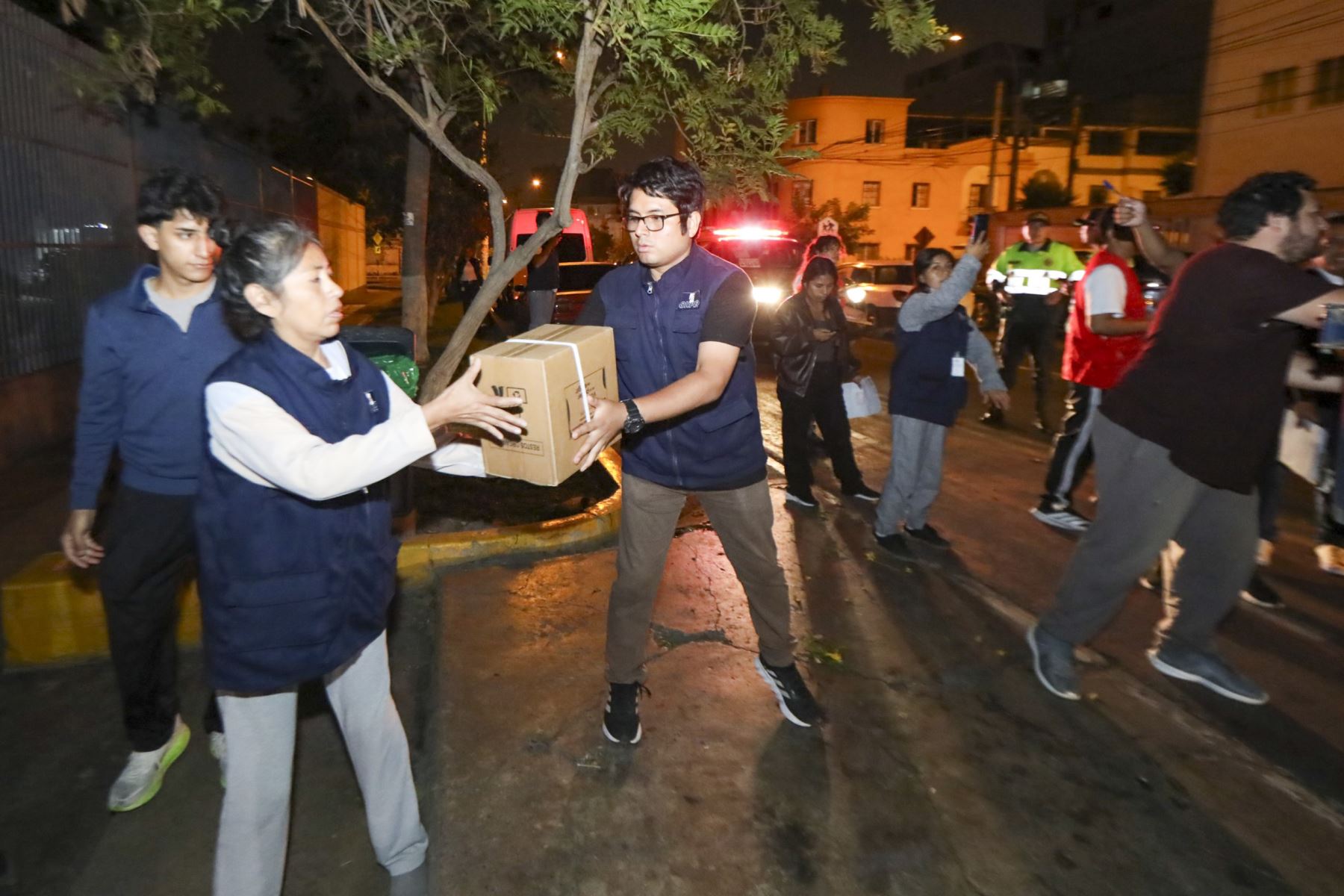 En total, se trasladaron 273.70 toneladas en 250 vehículos, que salieron anoche de la plataforma denominada “Lurín Live” ubicada a la altura del kilómetro 40 de la Panamericana Sur, en el distrito limeño de Lurín.  Foto: ANDINA/Difusión