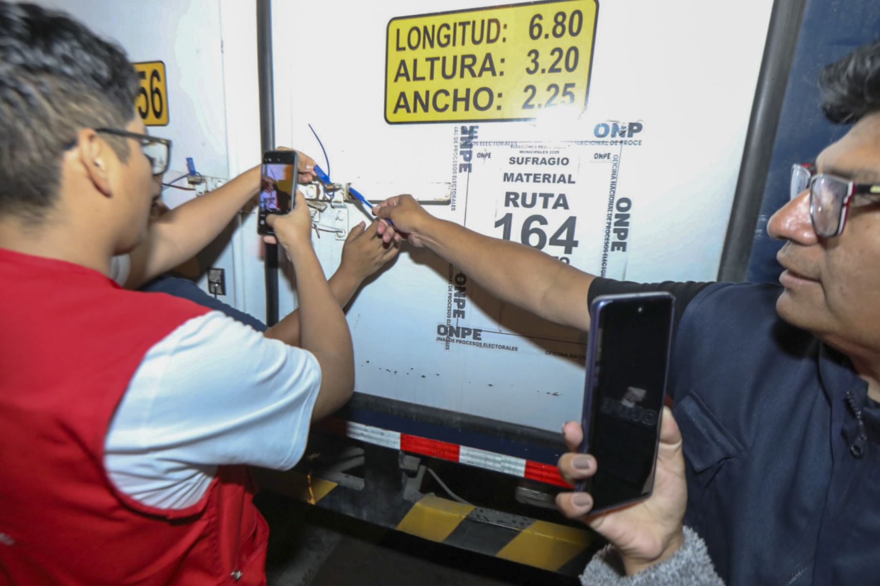 El primer local de votación en recibir el material fue la IEP Saco Oliveros –en Salamanca, Ate– a las 22:59 horas del viernes 2, y el último fue la IE 41 Fe y Alegría Calasanz en Lurigancho, Chosica, a las 5:43 horas de hoy. Foto: ANDINA/Difusión