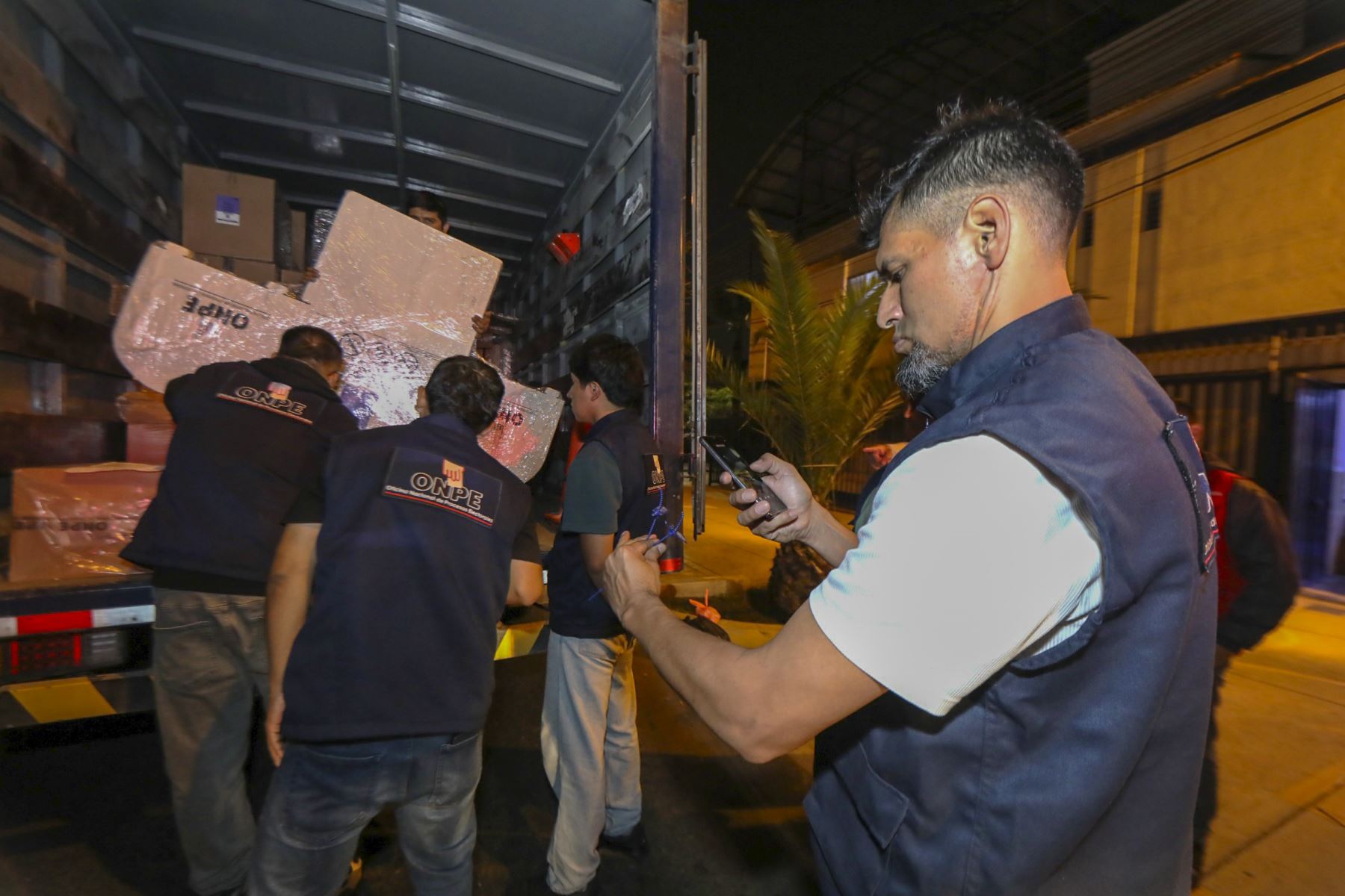 La Oficina Nacional de Procesos Electorales (ONPE) completó en apenas ocho horas –desde las 22:00 horas de ayer hasta poco antes de las 6:00 horas de esta mañana – la distribución del material necesario para llevar a cabo las Elecciones Regionales y Municipales 2026 en 2111 locales de votación de Lima Metropolitana y el Callao. Foto: ANDINA/Difusión