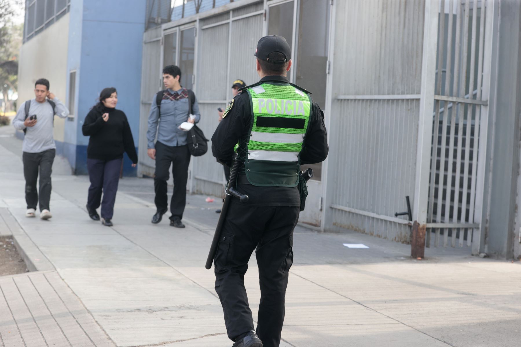Integrantes de las Fuerzas Armadas y de la Policía Nacional del Perú (PNP), pertenecientes al Ejército, la Marina de Guerra y la Fuerza Aérea, se desplegaron para resguardar los más de 10 mil locales de votación habilitados para las Elecciones Regionales y Municipales 2026.
Foto: ANDINA/Vidal Tarqui
