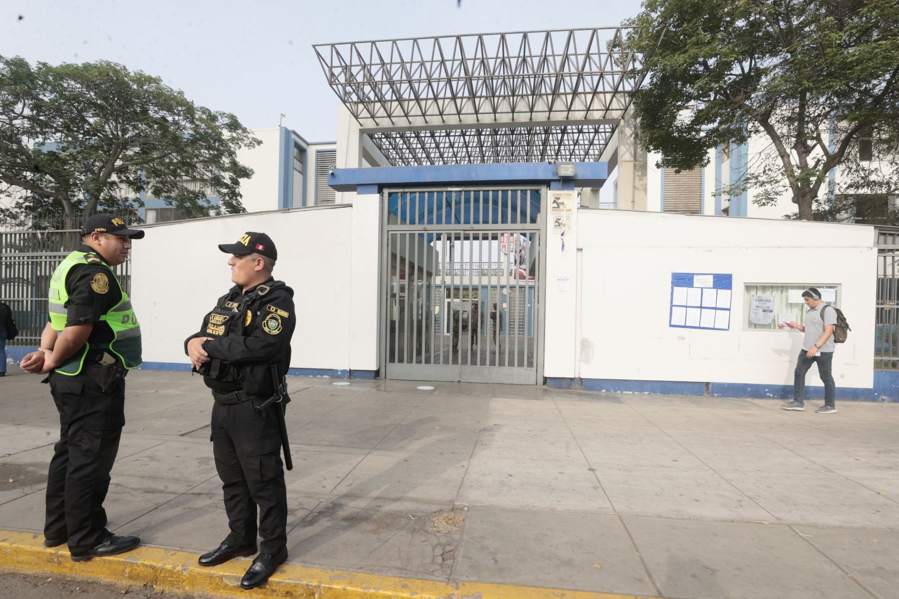 Integrantes de las Fuerzas Armadas y de la Policía Nacional del Perú (PNP), pertenecientes al Ejército, la Marina de Guerra y la Fuerza Aérea, se desplegaron para resguardar los más de 10 mil locales de votación habilitados para las Elecciones Regionales y Municipales 2026.
Foto: ANDINA/Vidal Tarqui