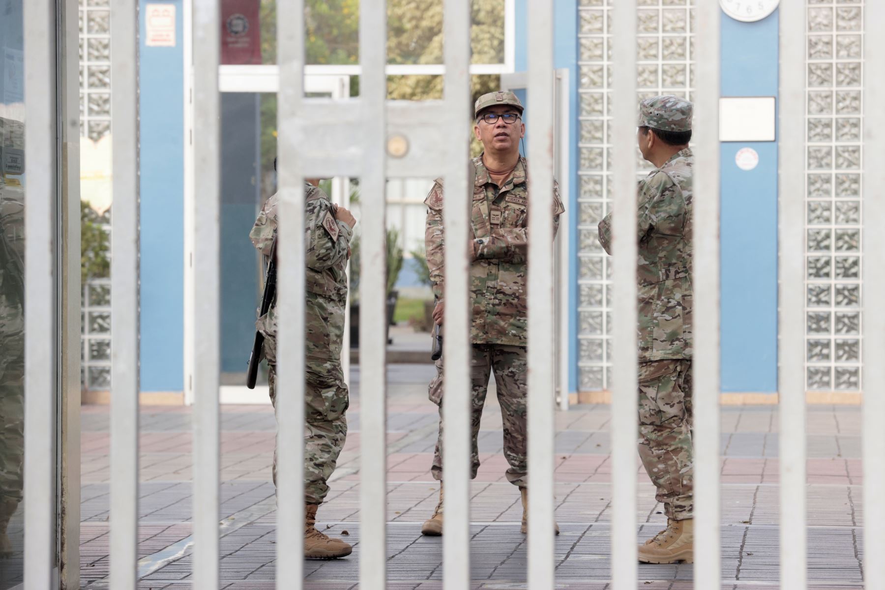 Integrantes de las Fuerzas Armadas y de la Policía Nacional del Perú (PNP), pertenecientes al Ejército, la Marina de Guerra y la Fuerza Aérea, se desplegaron para resguardar los más de 10 mil locales de votación habilitados para las Elecciones Regionales y Municipales 2026.
Foto: ANDINA/Vidal Tarqui