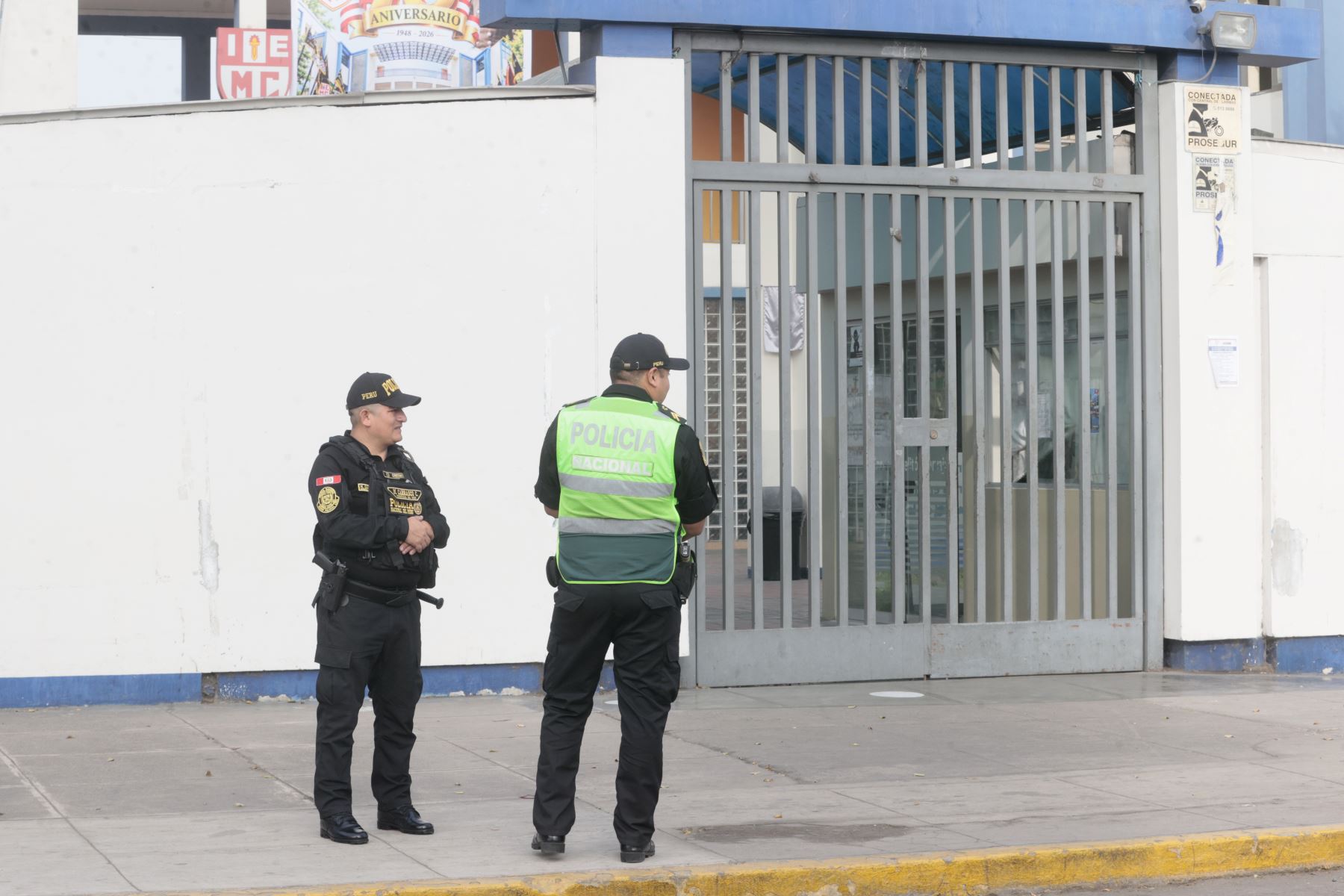 Integrantes de las Fuerzas Armadas y de la Policía Nacional del Perú (PNP), pertenecientes al Ejército, la Marina de Guerra y la Fuerza Aérea, se desplegaron para resguardar los más de 10 mil locales de votación habilitados para las Elecciones Regionales y Municipales 2026.
Foto: ANDINA/Vidal Tarqui