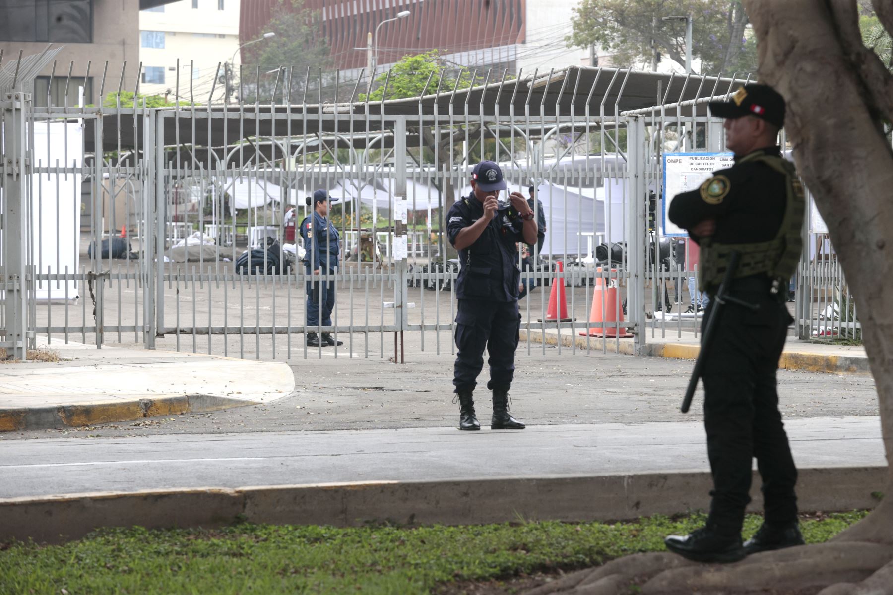 Integrantes de las Fuerzas Armadas y de la Policía Nacional del Perú (PNP), pertenecientes al Ejército, la Marina de Guerra y la Fuerza Aérea, se desplegaron para resguardar los más de 10 mil locales de votación habilitados para las Elecciones Regionales y Municipales 2026.
Foto: ANDINA/Vidal Tarqui