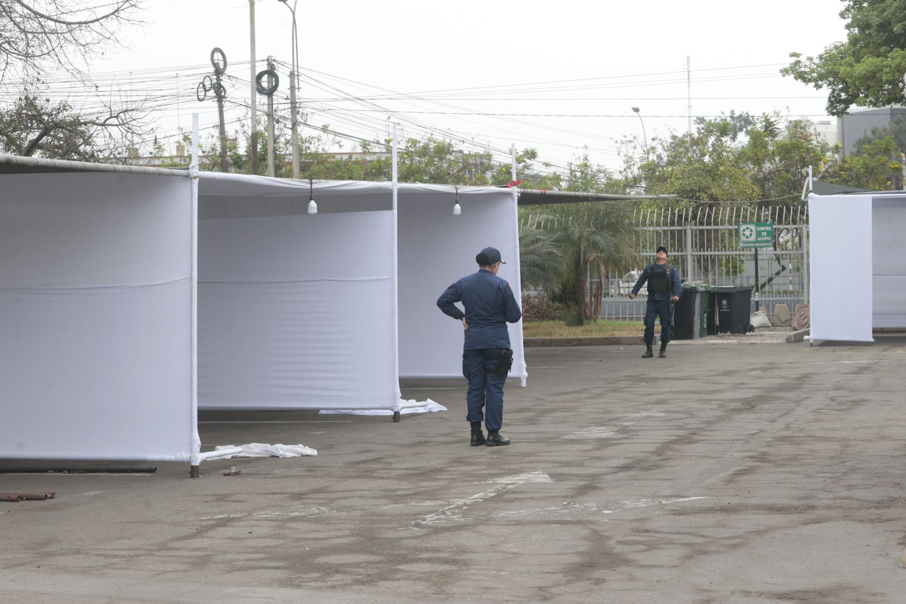 Integrantes de las Fuerzas Armadas y de la Policía Nacional del Perú (PNP), pertenecientes al Ejército, la Marina de Guerra y la Fuerza Aérea, se desplegaron para resguardar los más de 10 mil locales de votación habilitados para las Elecciones Regionales y Municipales 2026.
Foto: ANDINA/Vidal Tarqui