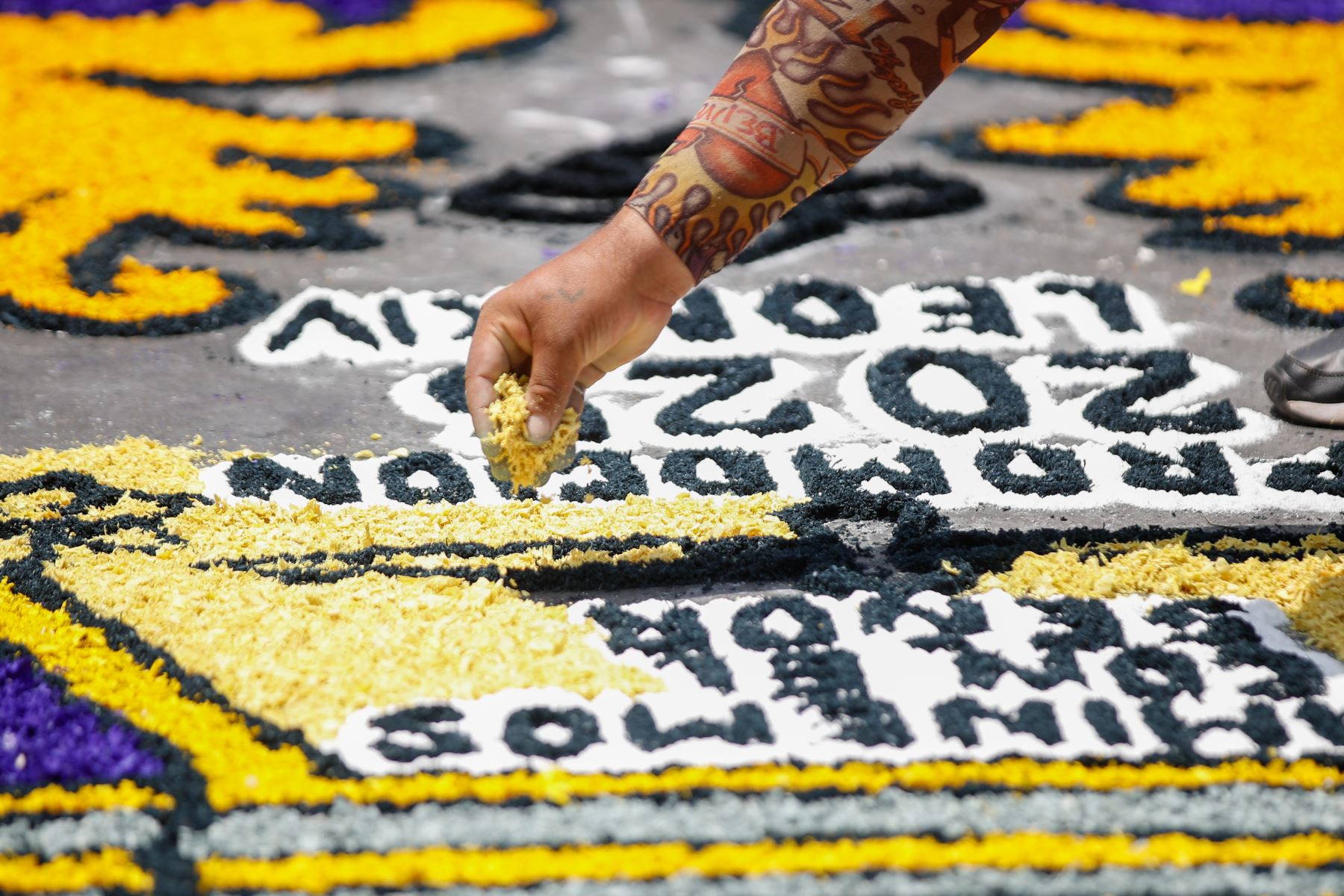 Fieles católicos sostienen velas encendidas y arreglos florales como símbolo de devoción y petición de milagros durante el recorrido religioso. Foto: ANDINA/Ricardo Cuba