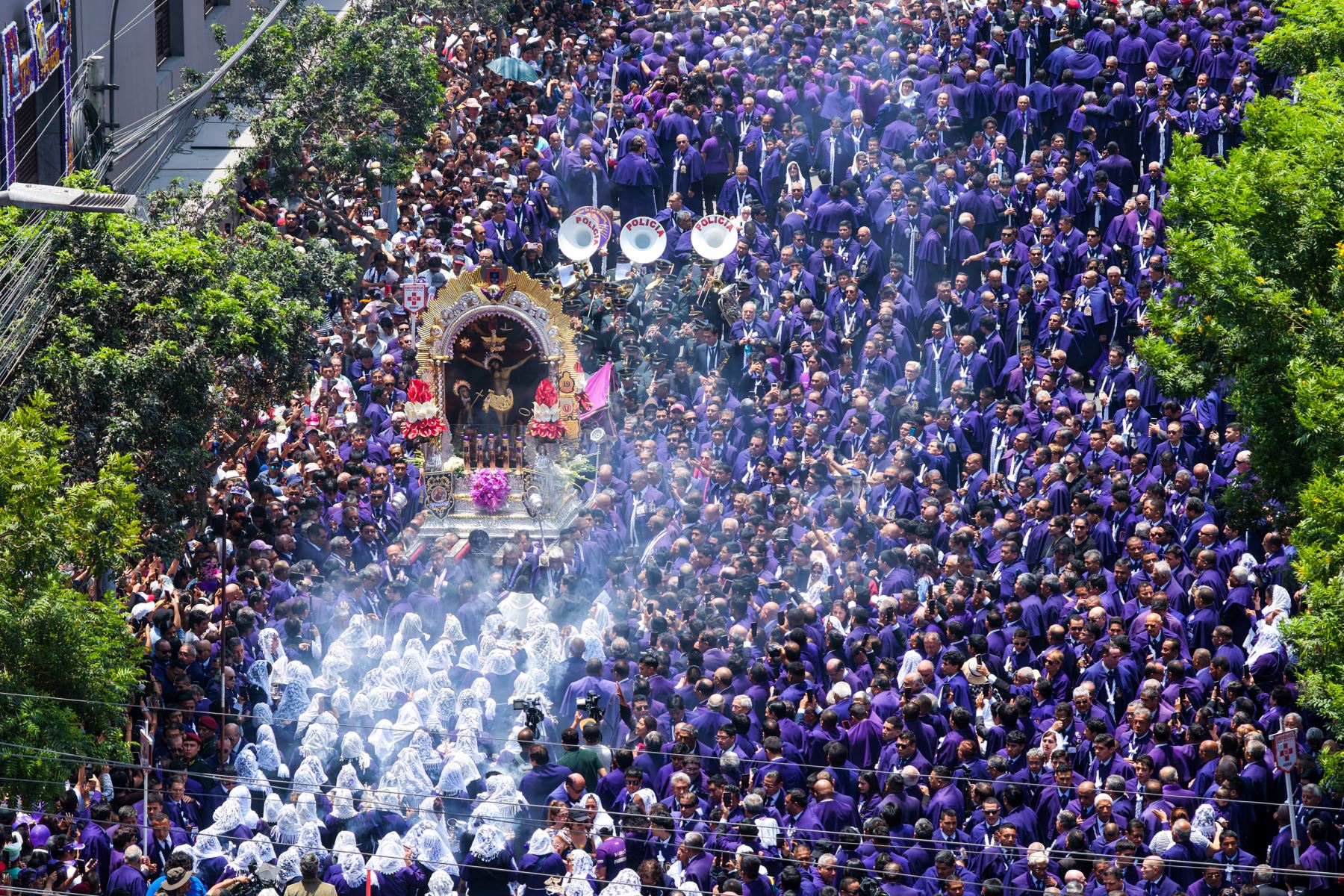 Fieles y multitud en la avenida Tacna
LIMA (PERÚ). Una multitud de fieles vestidos con la tradicional túnica morada acompaña el paso de la procesión del Cristo de Pachacamilla a lo largo de la avenida Tacna.. Foto: ANDINA/Ricardo Cuba