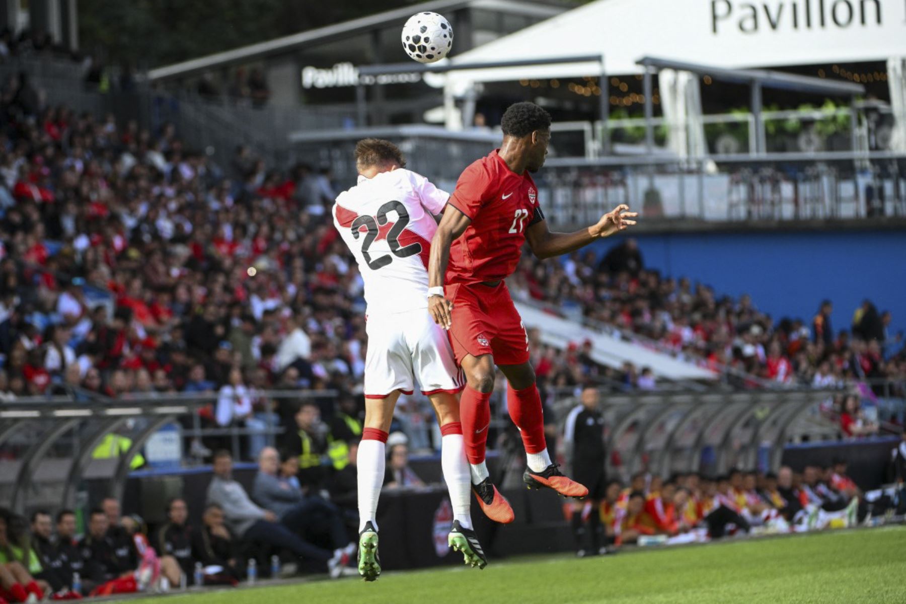 Richard Chukwu de Canadá lucha por el balón contra Oliver Sonne  de Perú durante la primera parte de un amistoso internacional en el Saputo Stadium el 3 de octubre de 2026 en Montreal, Canadá Foto: AFP