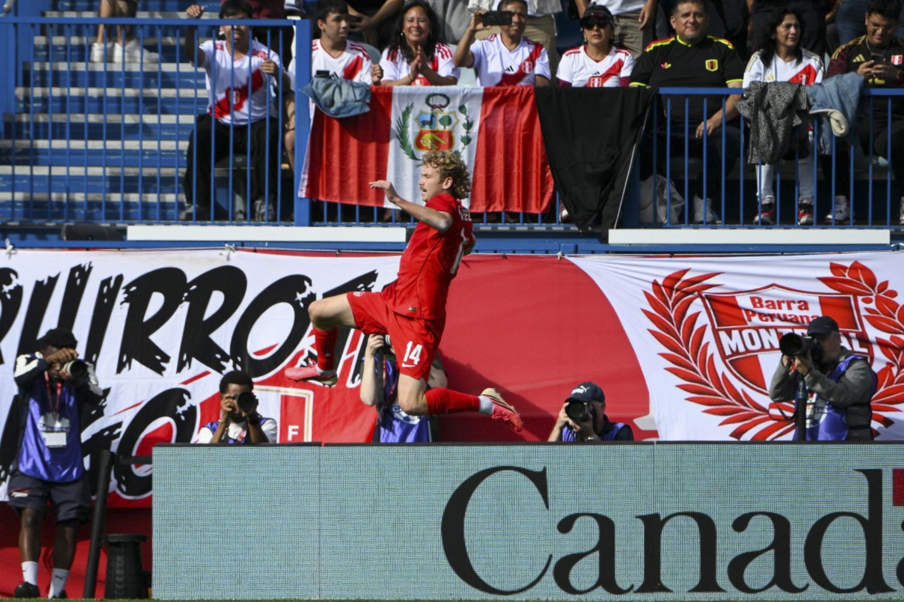 Jacob Shaffelburg,  de Canadá, celebra su gol contra Perú durante la primera mitad de un partido amistoso internacional en el Saputo Stadium el 3 de octubre de 2026 en Montreal, Canadá.  AFP