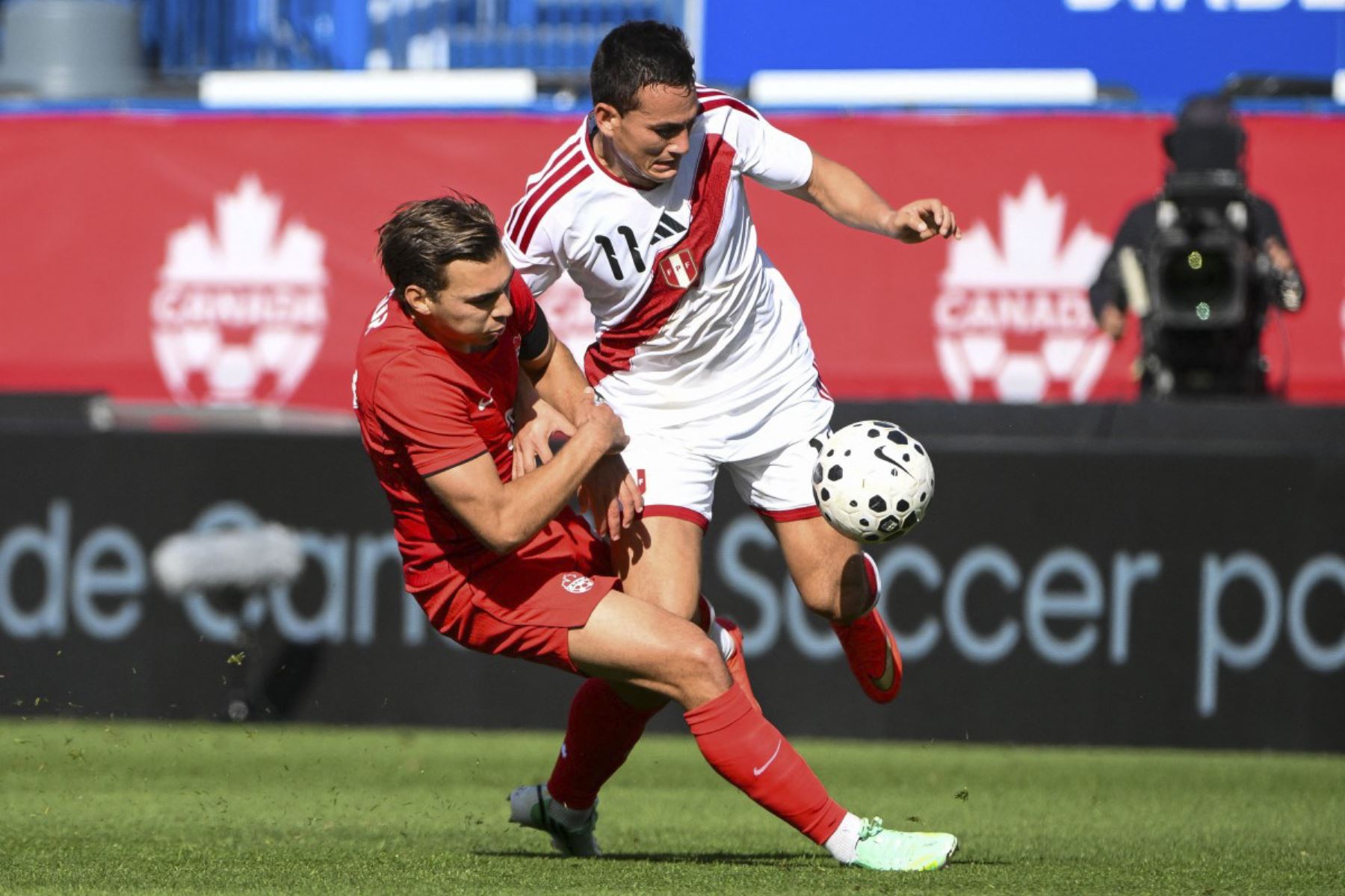 Niko Sigur  de Canadá disputa el balón con Jairo Vélez de Perú durante la primera mitad de un partido amistoso internacional en el estadio Saputo el 3 de octubre de 2026 en Montreal, Canadá. Foto: AFP