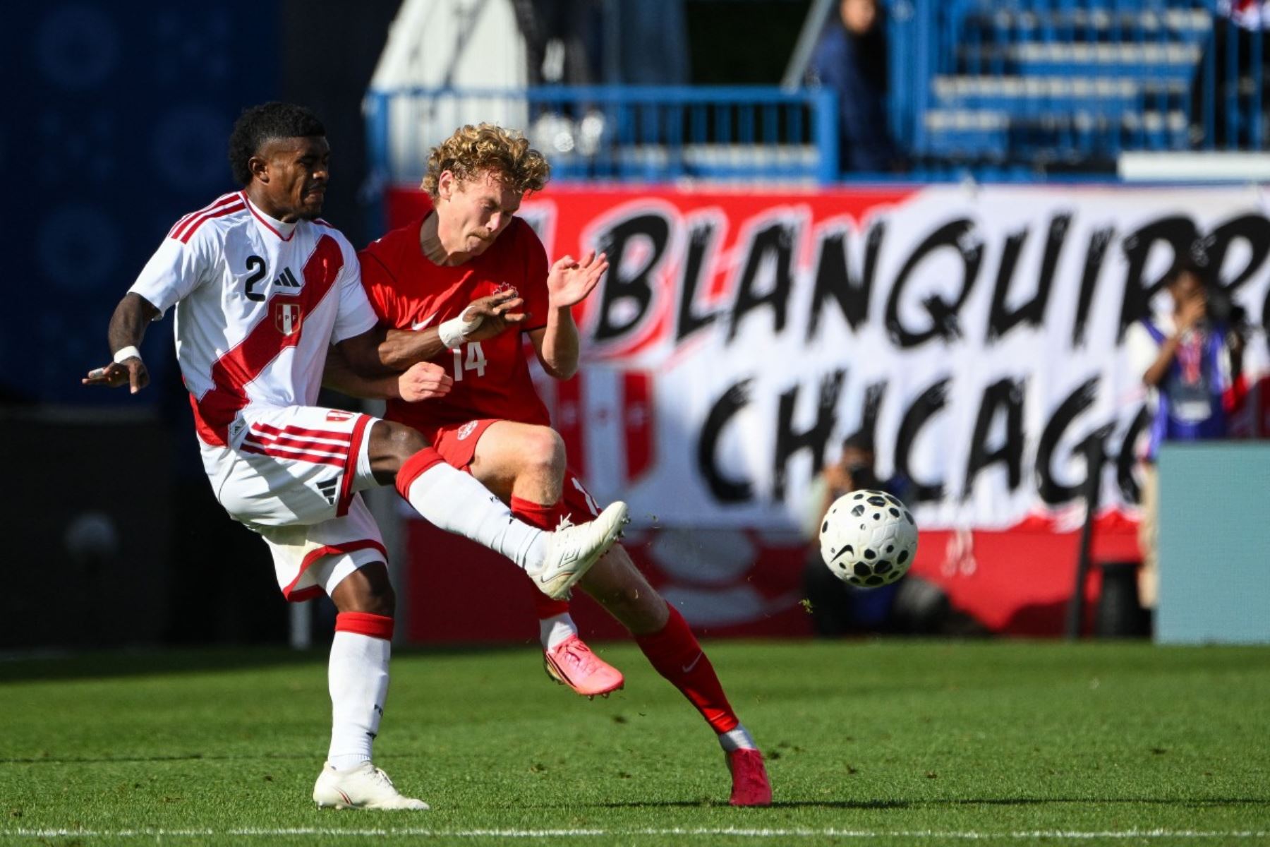 Jacob Shaffelburg  de Canadá disputa el balón con Oslimg Mora  de Perú durante la primera mitad de un partido amistoso internacional en el estadio Saputo el 3 de octubre de 2026 en Montreal, Canadá.  Foto: AFP