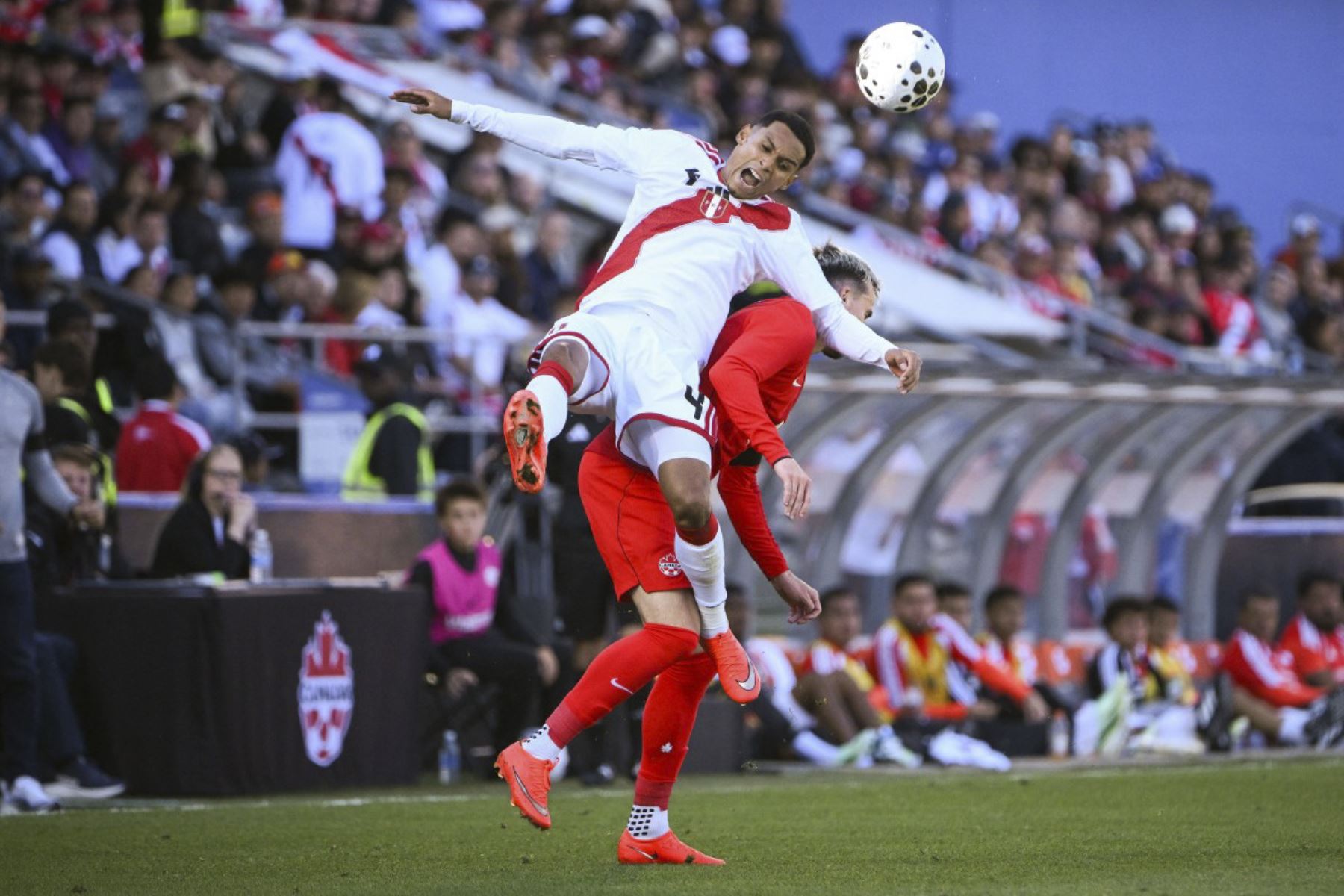 Liam Millar  de Canadá disputa el balón con Marcos López  de Perú durante la segunda mitad de un partido amistoso internacional en el estadio Saputo el 3 de octubre de 2026 en Montreal, Canadá. Foto: AFP