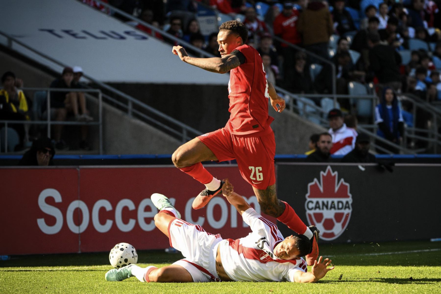 Daniel Jebbison  de Canadá evita una entrada de Renzo Garcés  de Perú durante el segundo tiempo de un amistoso internacional en el Estadio Saputo el 3 de octubre de 2026 en Montreal, Canadá. Foto: AFP