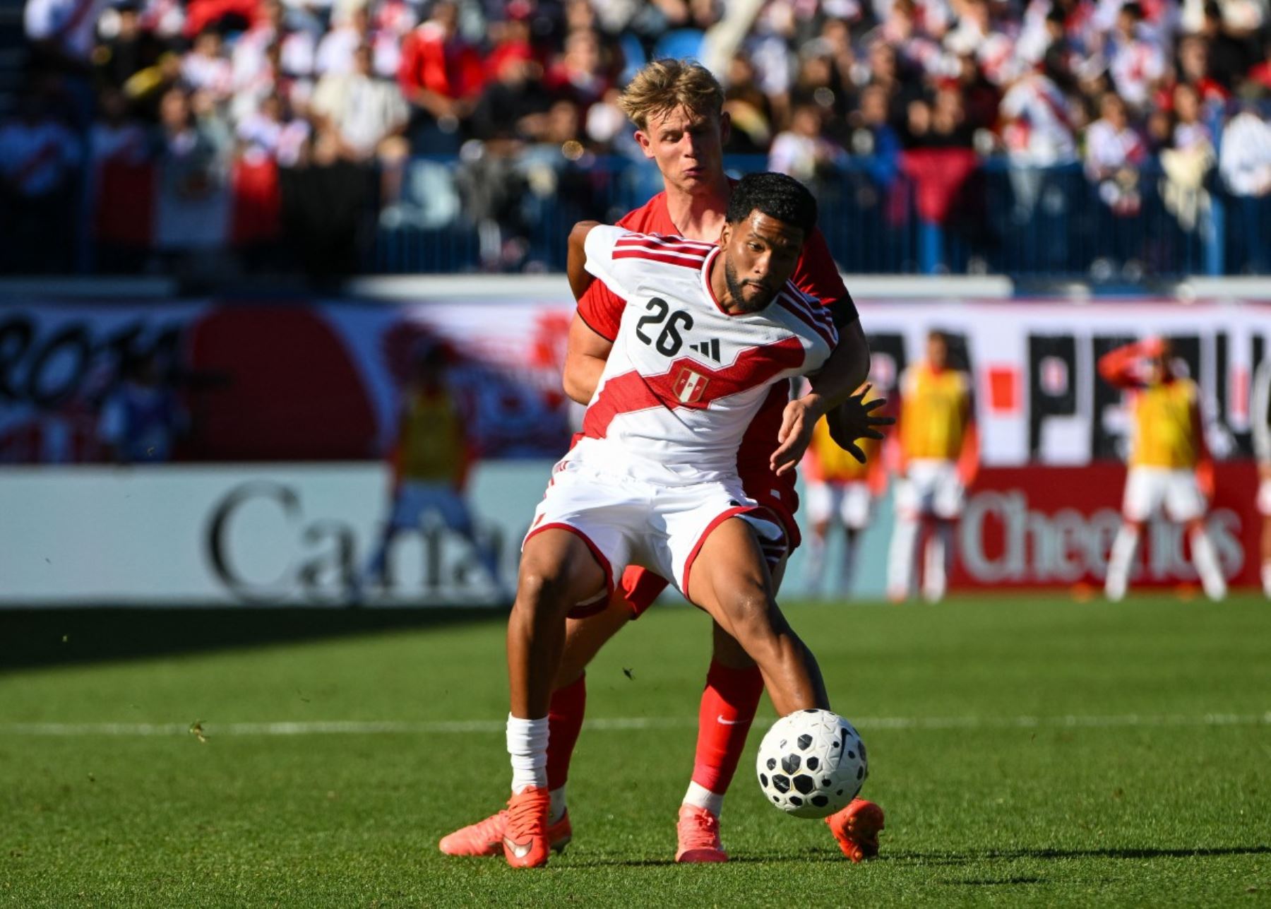 Luc De Fougerolles  de Canadá disputa el balón con Piero Magallanes  de Perú durante la segunda parte de un partido amistoso internacional en el estadio Saputo,  en Montreal (Canadá). Foto: AFP