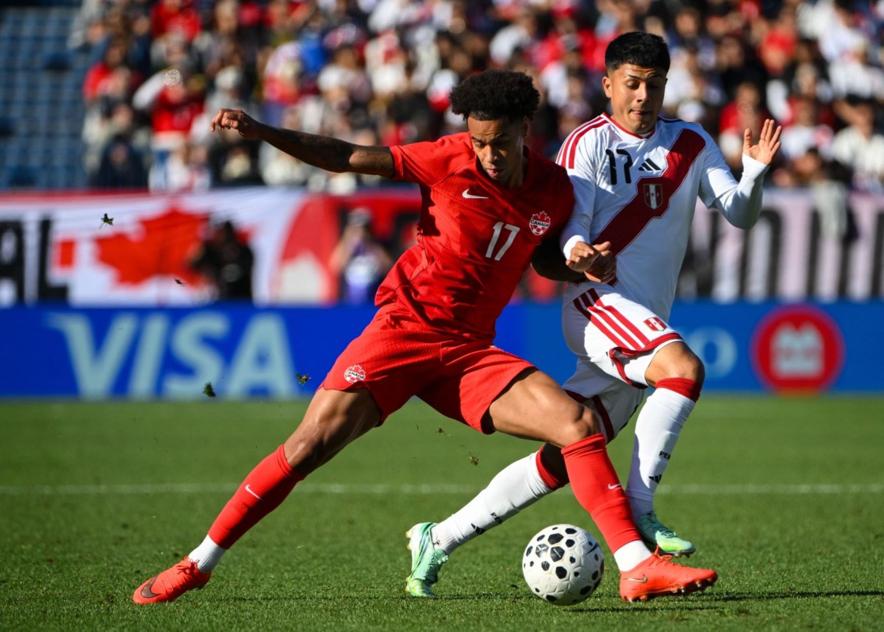 Tajon Buchanan  de Canadá, disputa el balón con Jairo Concha, de Perú, durante la segunda parte de un partido amistoso internacional en el estadio Saputo,  en Montreal (Canadá). AFP