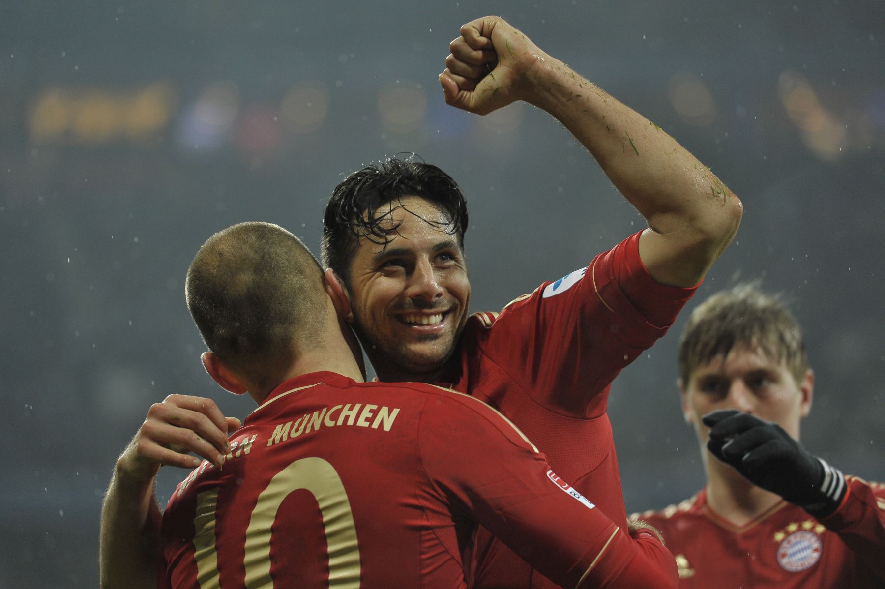 El delantero peruano del Bayern Munich Claudio Pizarro y el centrocampista holandés del Bayern Munich, Arjen Robben, celebran el sexto gol durante el partido de fútbol de la Bundesliga de primera división alemana entre FC Bayern vs Hamburger SV, el 30 de marzo de 2013; en Munich. Foto: AFP