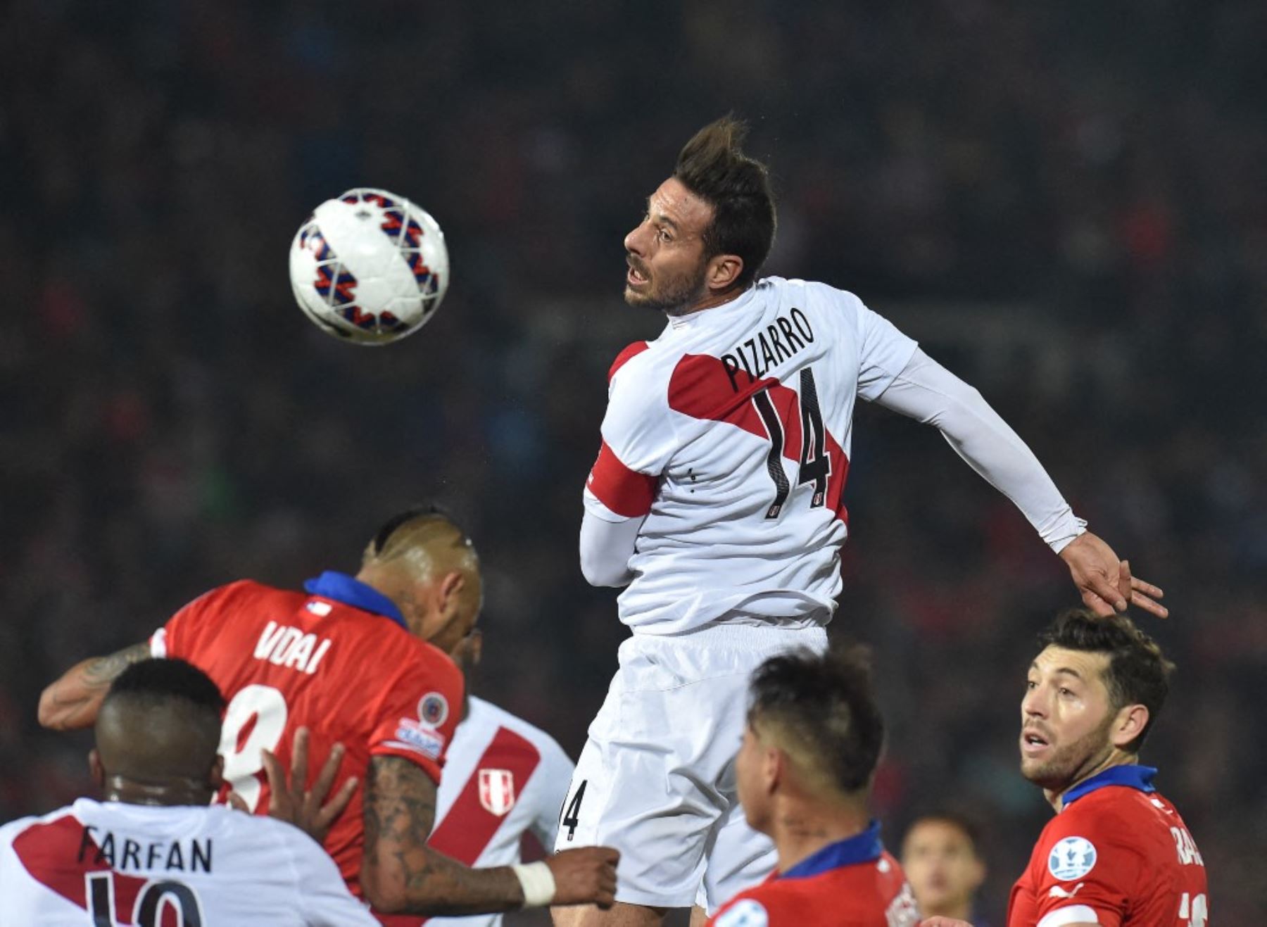 El delantero peruano Claudio Pizarro cabecea el balón durante el partido de semifinales de la Copa América 2015 contra Chile, en Santiago, el 29 de junio de 2015. AFP