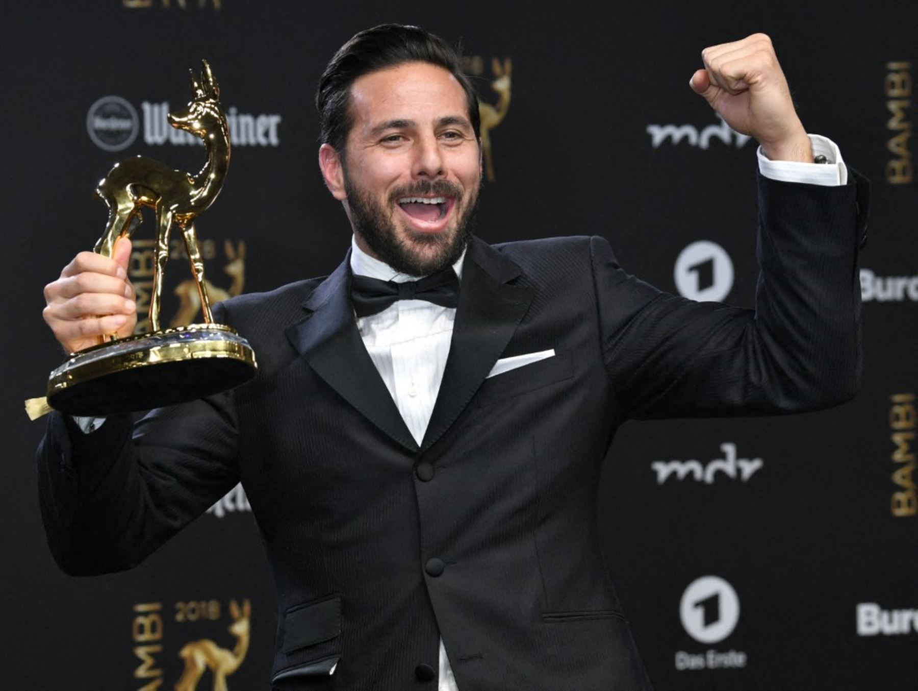 16 de noviembre de 2018, Berlín: Claudio Pizarro se muestra encantado con su galardón en la categoría de deportes, recibido en la 70.ª ceremonia de los premios Bambi en el Stage Theater. AFP
