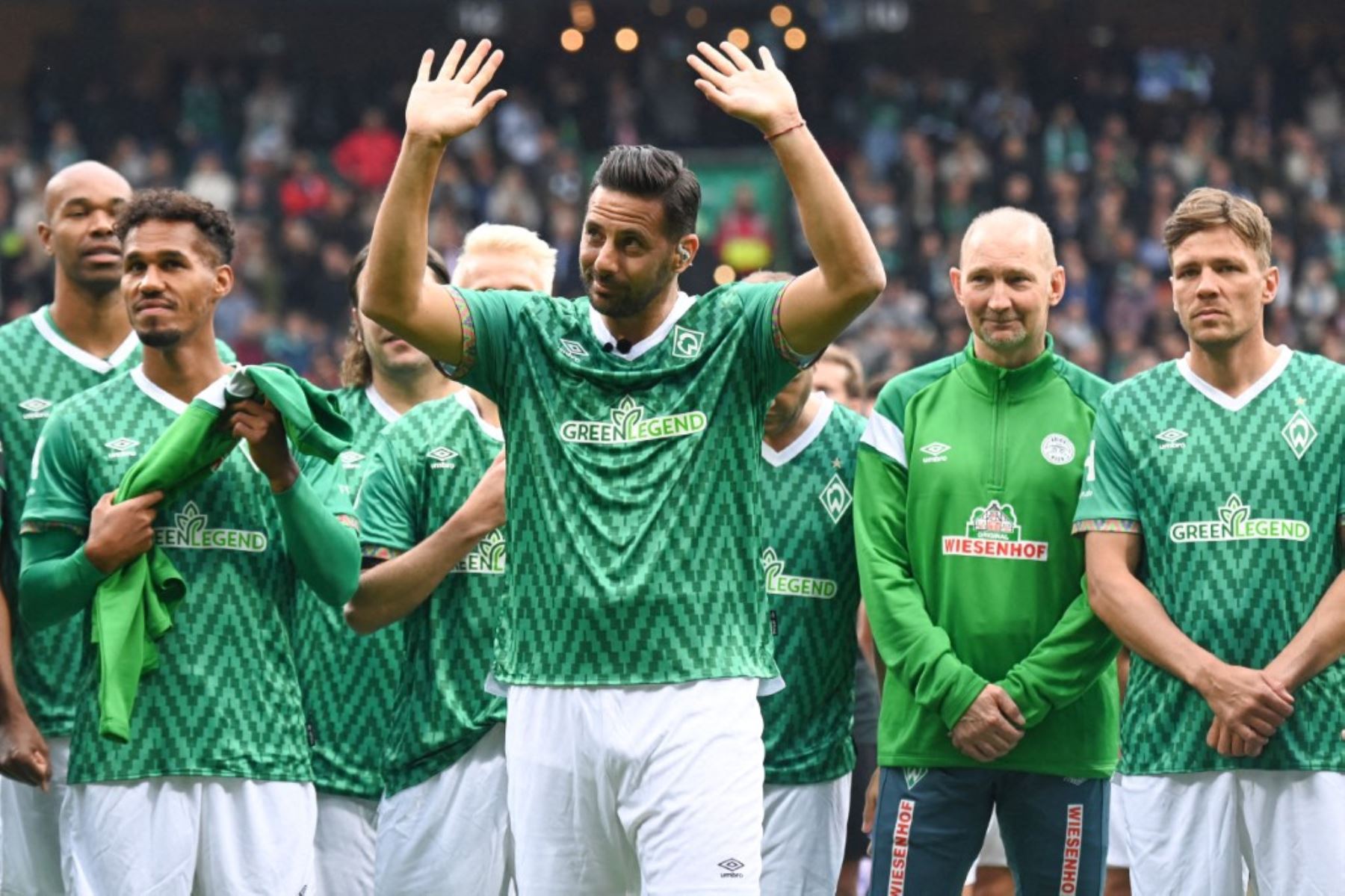 24 de septiembre de 2022, Bremen: Fútbol: Partido de despedida de Claudio Pizarro en el Wohninvest Weserstadion. Claudio Pizarro (centro) saluda al público antes del partido. Foto: AFP