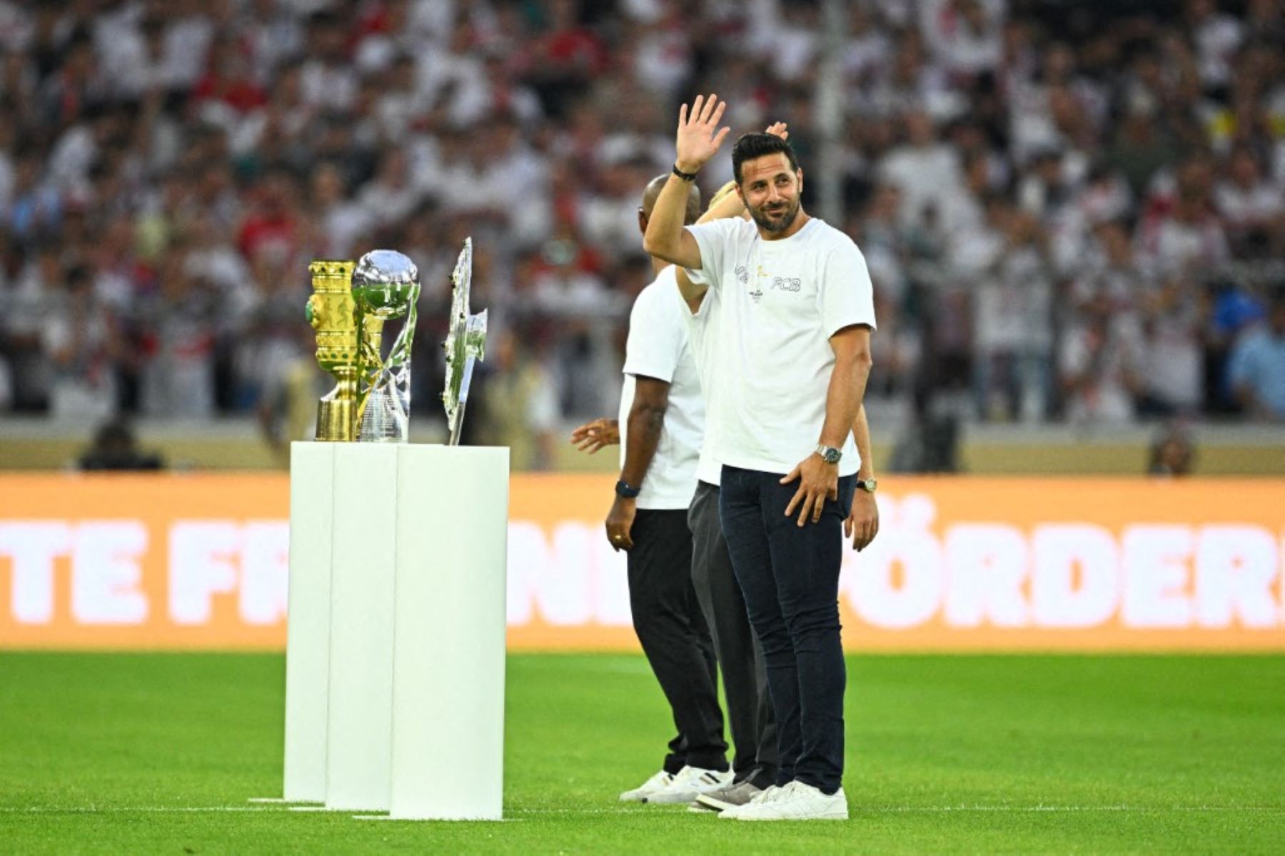 FC Bayern Munich, MHPArena, el exfutbolista Claudio Pizarro delante de los trofeos nacionales de la temporada. AFP