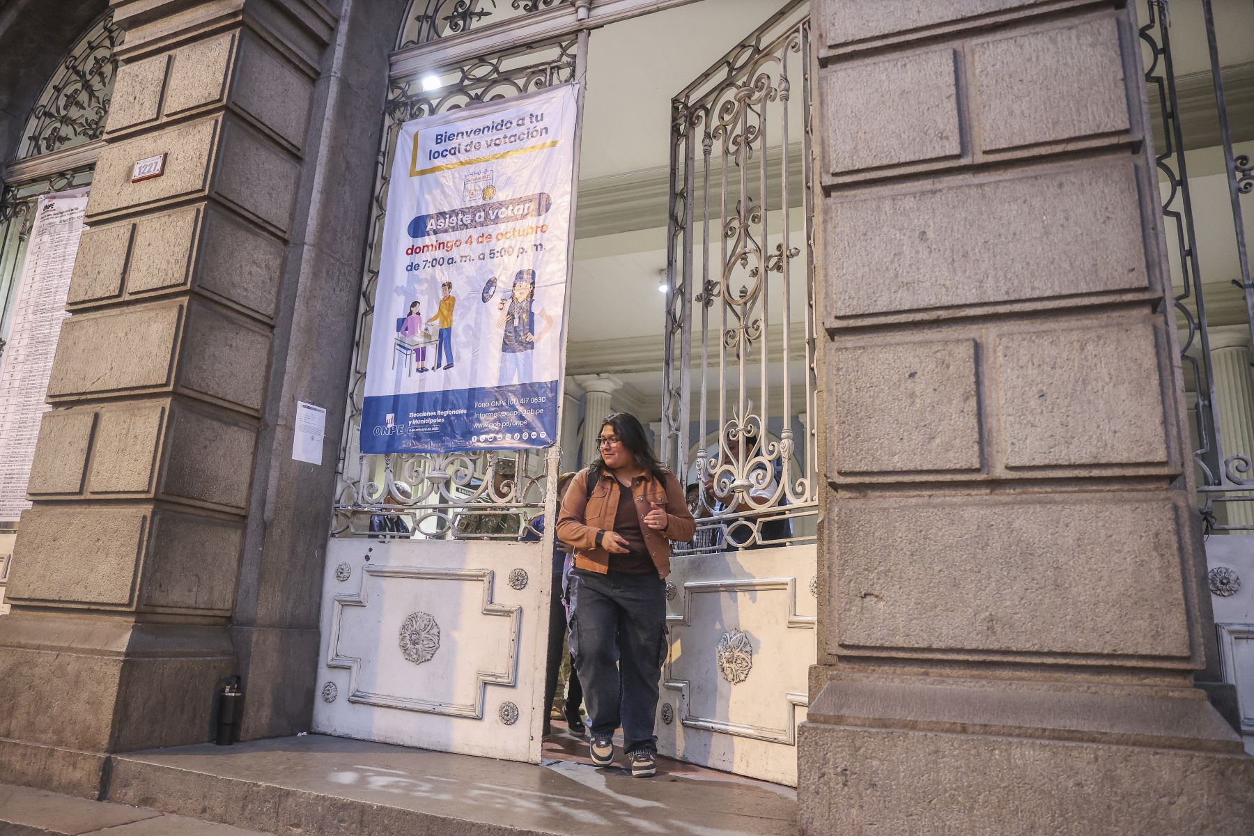Así lucen los exteriores del emblemático Colegio Nacional Nuestra Señora de Guadalupe, en el Cercado de Lima, donde los electores esperan la apertura del local de votación bajo el resguardo de efectivos de la Policía Nacional, durante las Elecciones Regionales y Municipales 2026. Foto: ANDINA/Andrés Valle