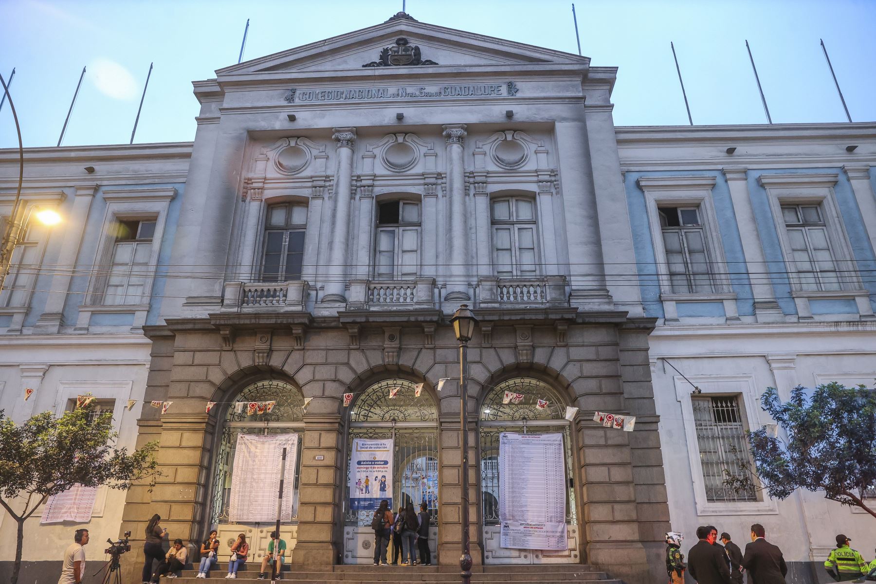 Así lucen los exteriores del emblemático Colegio Nacional Nuestra Señora de Guadalupe, en el Cercado de Lima, donde los electores esperan la apertura del local de votación bajo el resguardo de efectivos de la Policía Nacional, durante las Elecciones Regionales y Municipales 2026. Foto: ANDINA/Andrés Valle
