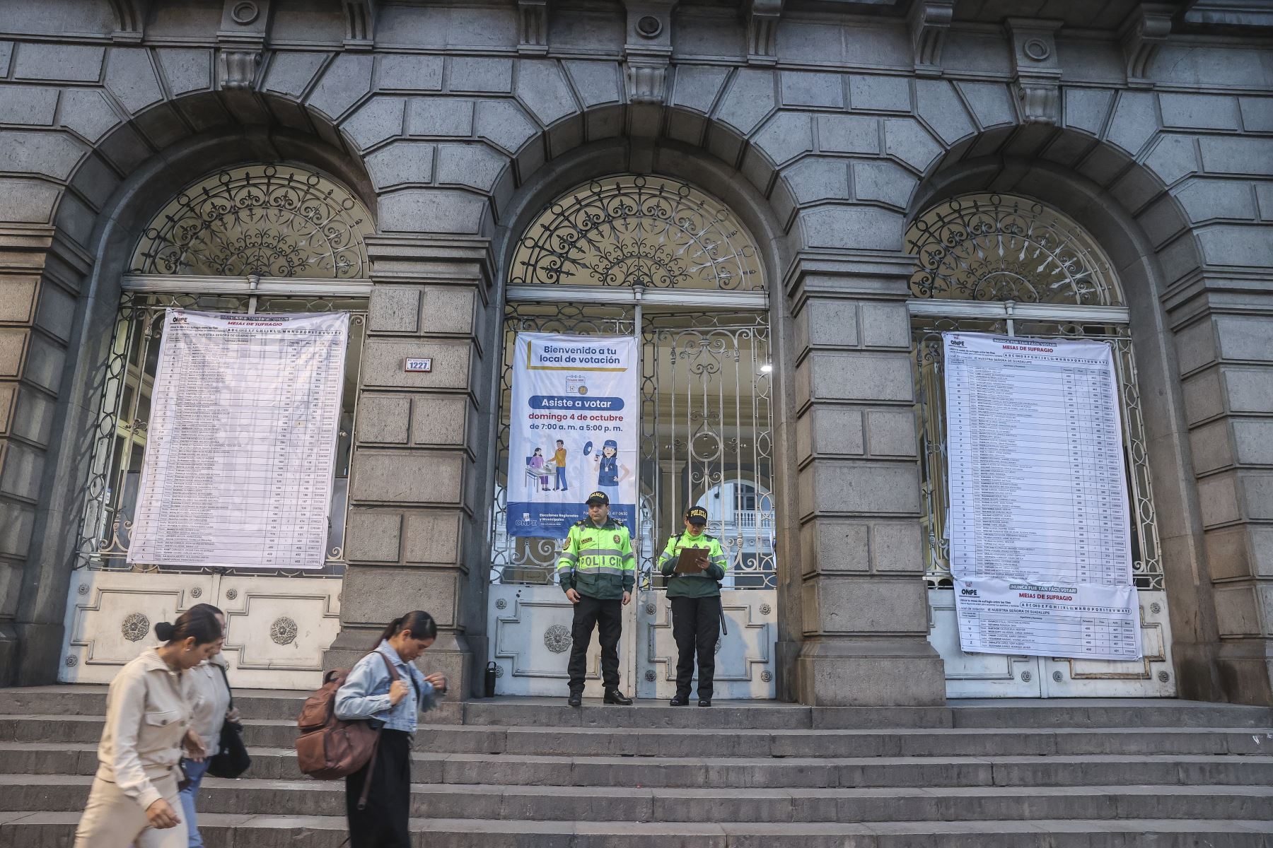 Así lucen los exteriores del emblemático Colegio Nacional Nuestra Señora de Guadalupe, en el Cercado de Lima, donde los electores esperan la apertura del local de votación bajo el resguardo de efectivos de la Policía Nacional, durante las Elecciones Regionales y Municipales 2026. Foto: ANDINA/Andrés Valle