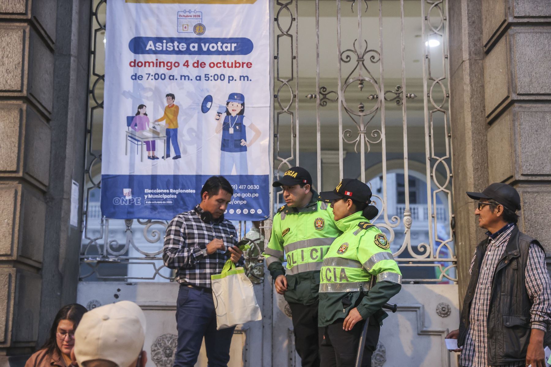 Así lucen los exteriores del emblemático Colegio Nacional Nuestra Señora de Guadalupe, en el Cercado de Lima, donde los electores esperan la apertura del local de votación bajo el resguardo de efectivos de la Policía Nacional, durante las Elecciones Regionales y Municipales 2026. Foto: ANDINA/Andrés Valle
