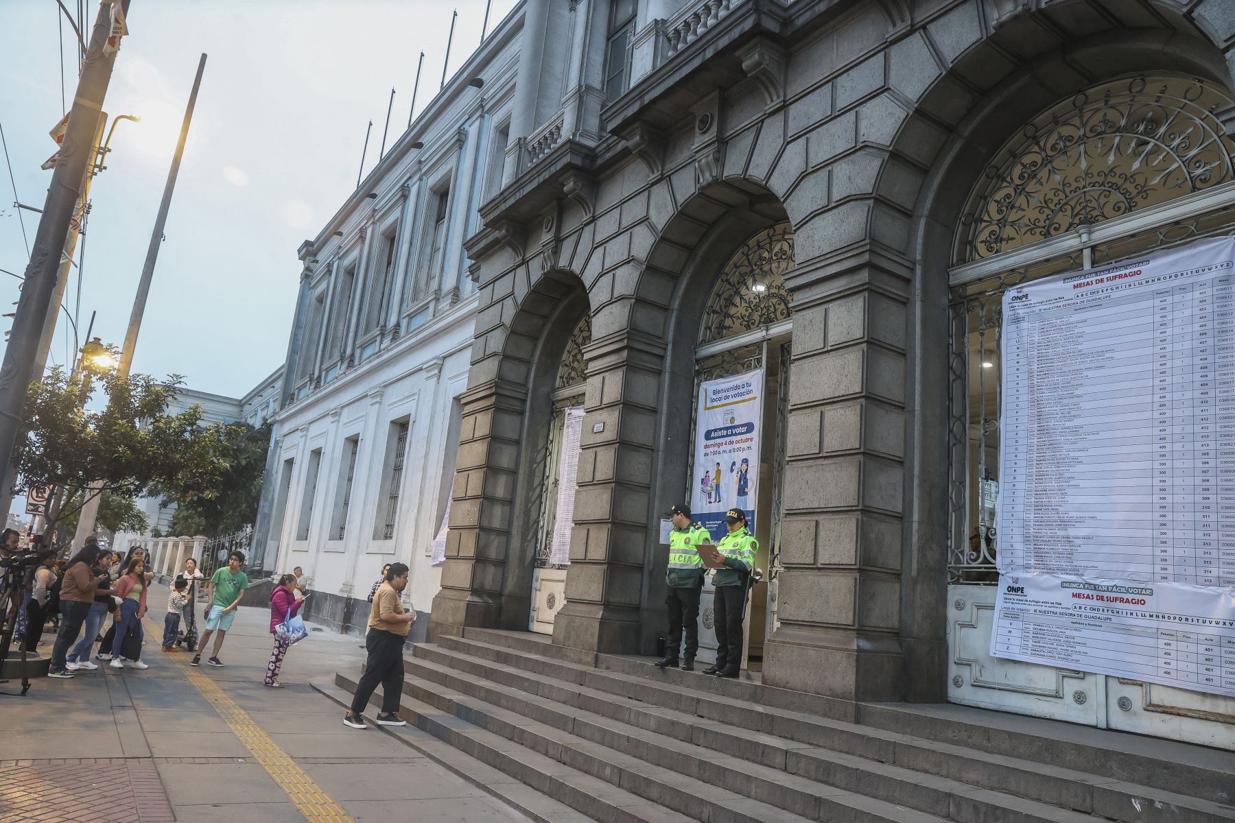 Así lucen los exteriores del emblemático Colegio Nacional Nuestra Señora de Guadalupe, en el Cercado de Lima, donde los electores esperan la apertura del local de votación bajo el resguardo de efectivos de la Policía Nacional, durante las Elecciones Regionales y Municipales 2026. Foto: ANDINA/Andrés Valle