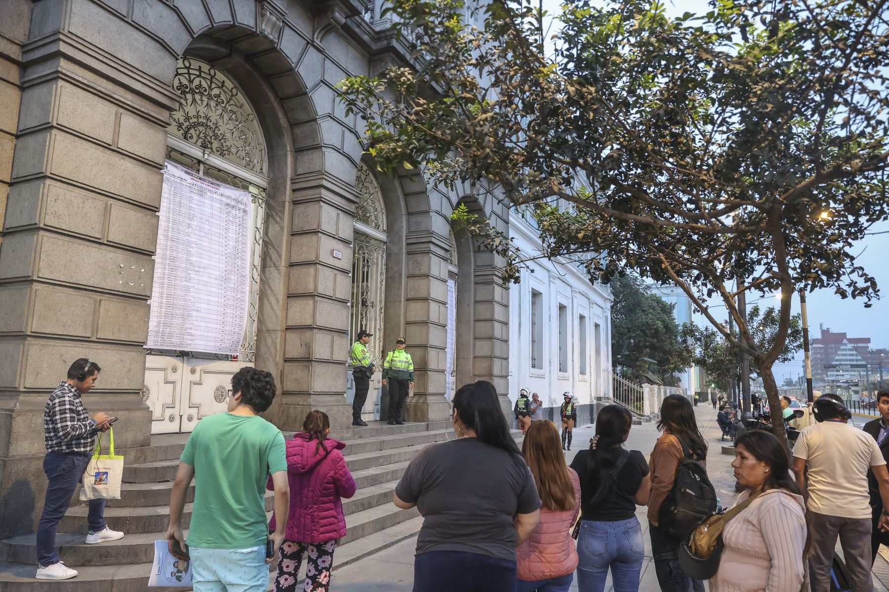 Así lucen los exteriores del emblemático Colegio Nacional Nuestra Señora de Guadalupe, en el Cercado de Lima, donde los electores esperan la apertura del local de votación bajo el resguardo de efectivos de la Policía Nacional, durante las Elecciones Regionales y Municipales 2026. Foto: ANDINA/Andrés Valle