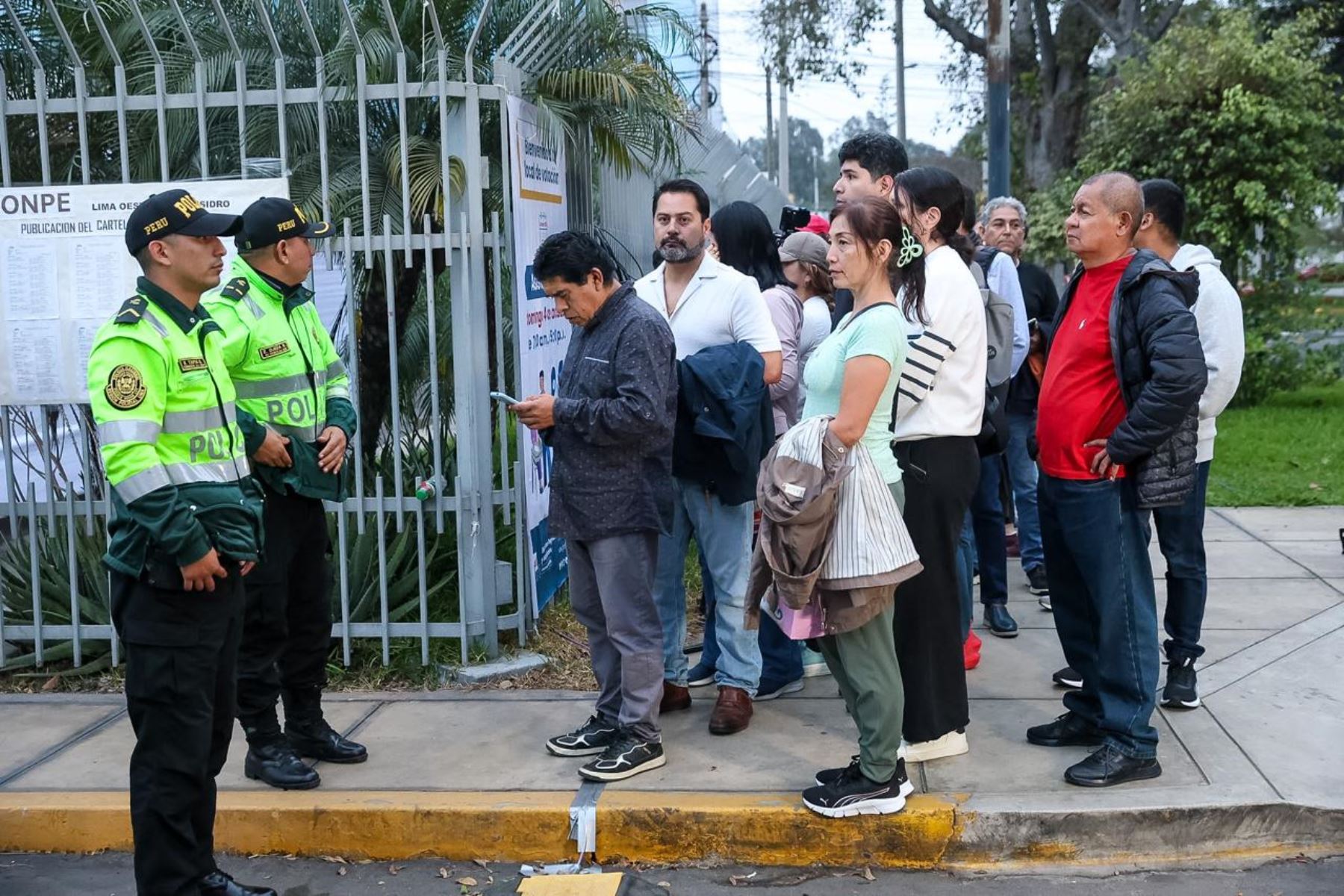 A las afueras de la estación de Petroperú, en San Isidro, votantes, personal de seguridad, representantes de la ONPE y miembros de Transparencia permanecen a la espera de que las autoridades den inicio a la jornada de elecciones municipales de hoy. Foto: ANDINA/Luis Iparraguirre.