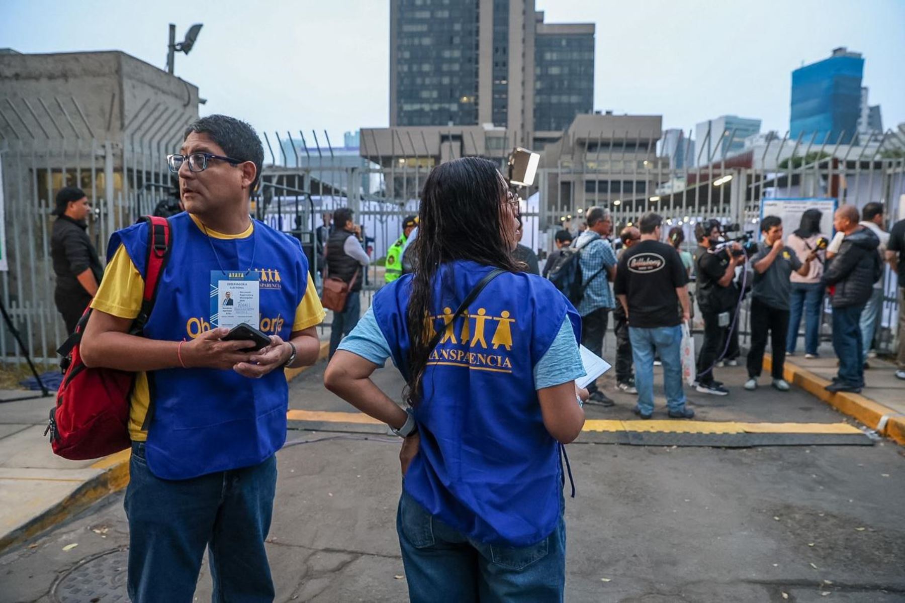 A las afueras de la estación de Petroperú, en San Isidro, votantes, personal de seguridad, representantes de la ONPE y miembros de Transparencia permanecen a la espera de que las autoridades den inicio a la jornada de elecciones municipales de hoy. Foto: ANDINA/Luis Iparraguirre