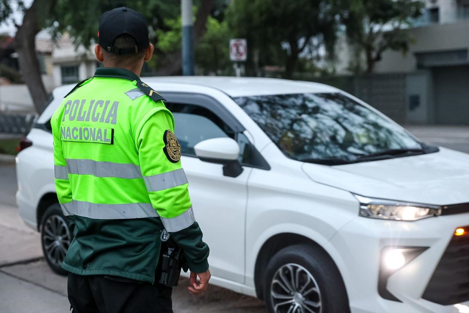 A las afueras de la estación de Petroperú, en San Isidro, votantes, personal de seguridad, representantes de la ONPE y miembros de Transparencia permanecen a la espera de que las autoridades den inicio a la jornada de elecciones municipales de hoy. Foto: ANDINA/Luis Iparraguirre